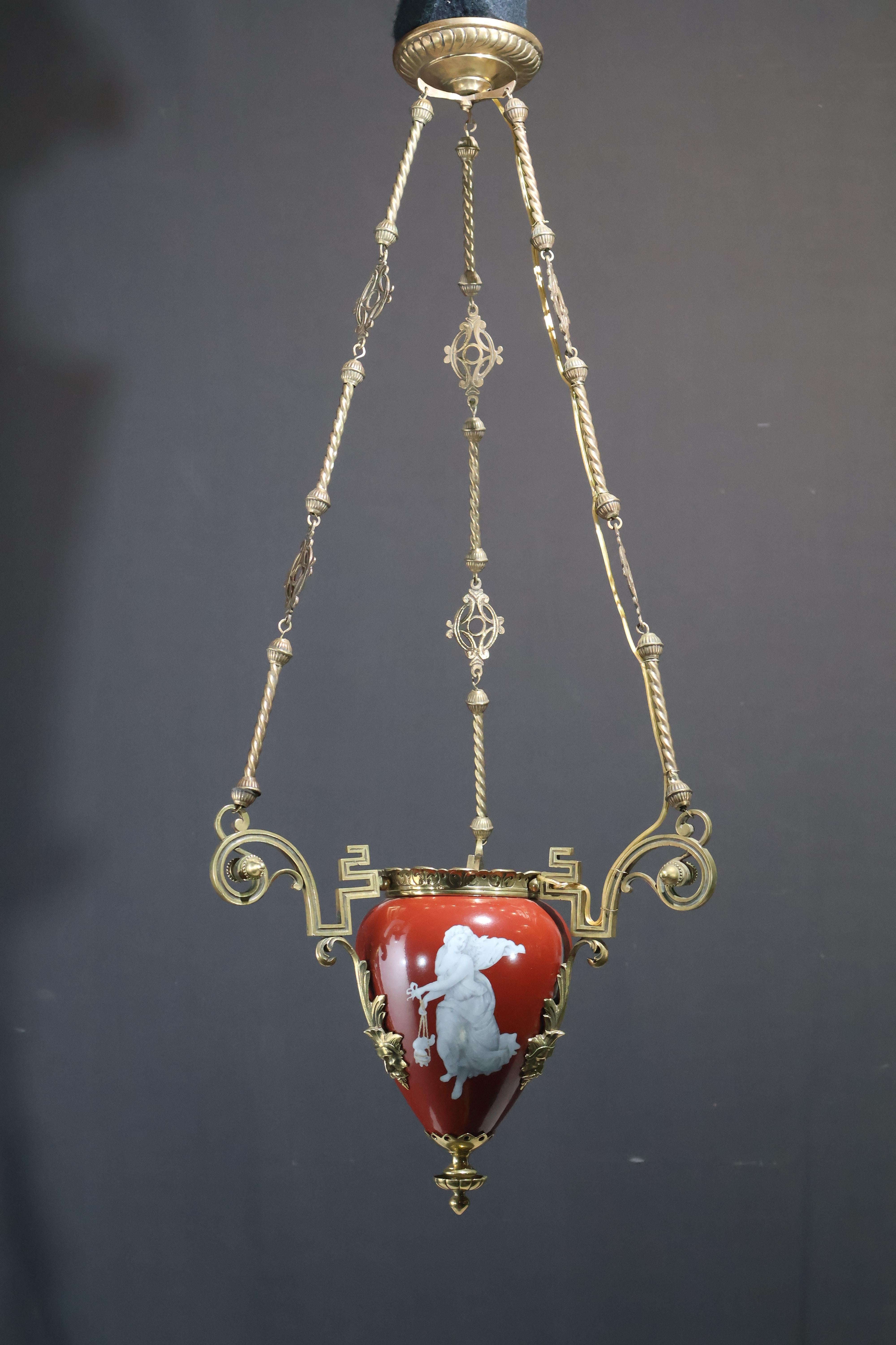 Una bella lampada a olio francese di Napoleone III, ora elettrificata. Contenitore in vetro opalino decorato con fanciulle in abiti classici. Francia, circa 1860.
Dimensioni: Altezza 36