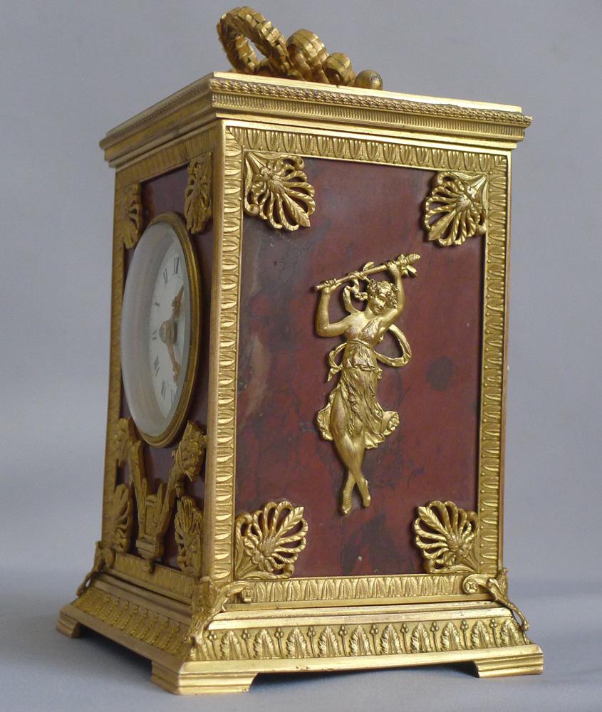 Französische Napoleon-III.-Goldbronze- und Marmor-Kutschenuhr signiert von Ed. Chartier (Spätes 19. Jahrhundert) im Angebot