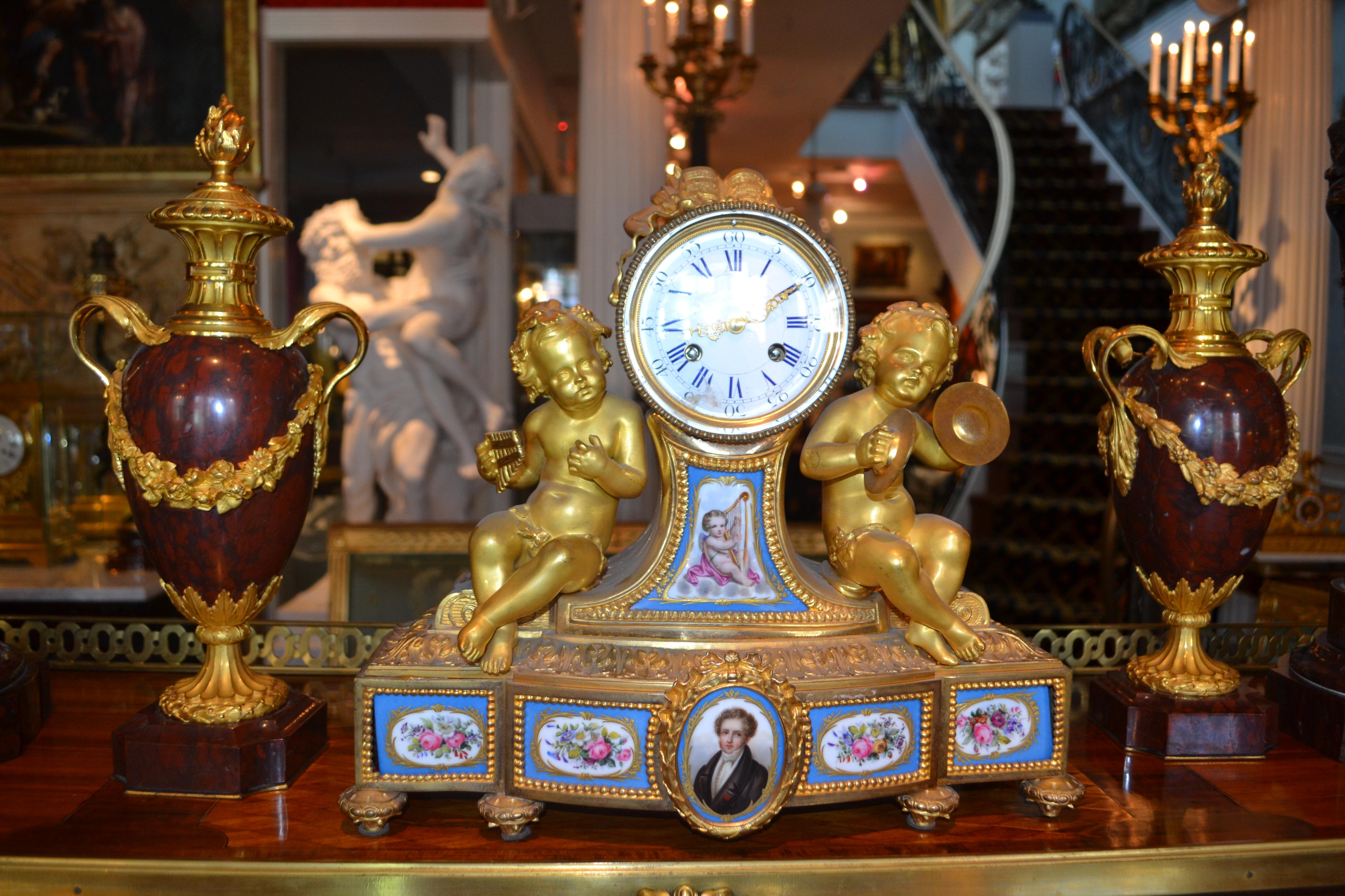  Horloge Putti française Napoléon III en bronze doré et porcelaine en vente 3