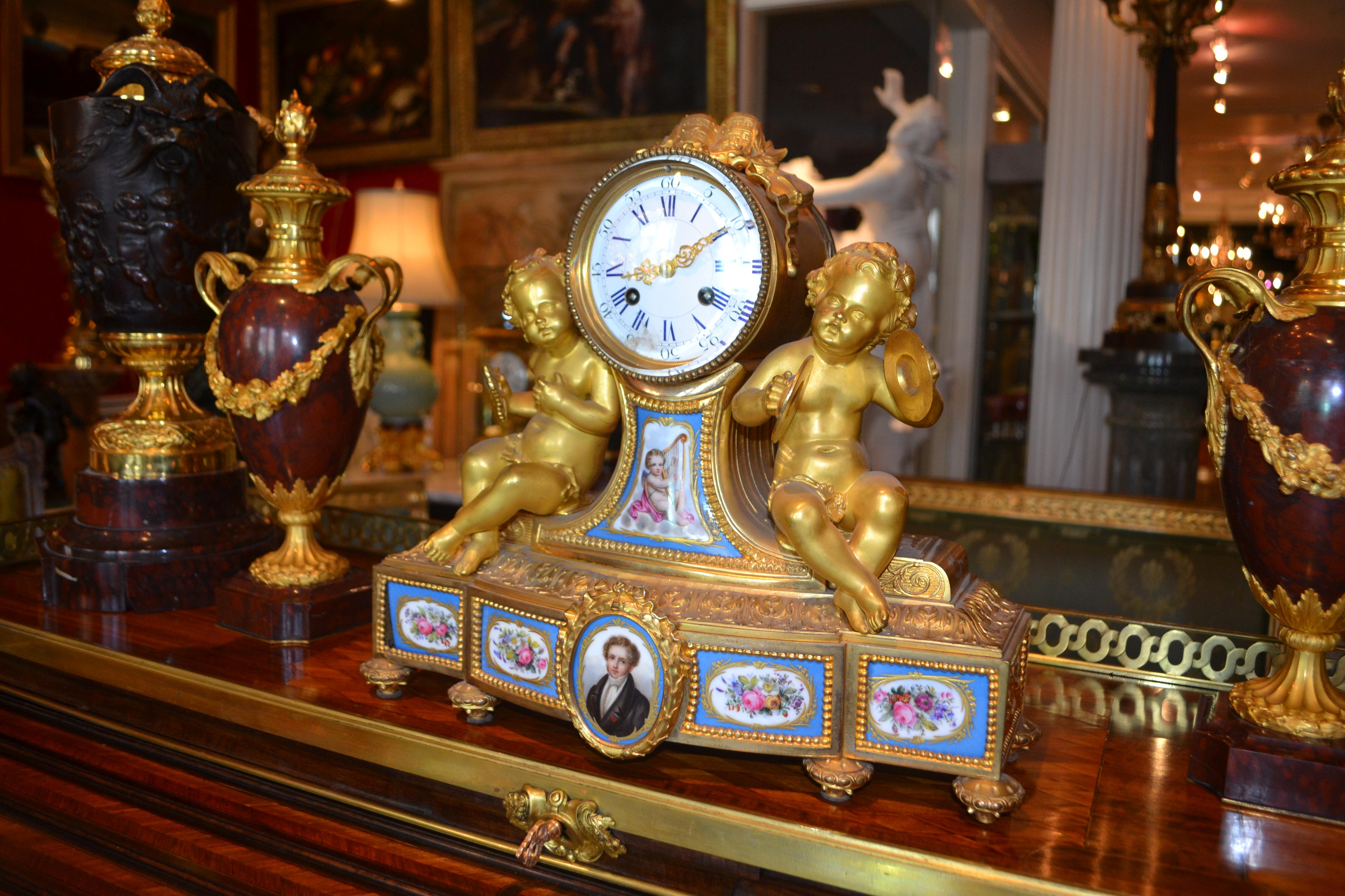  Horloge Putti française Napoléon III en bronze doré et porcelaine en vente 4