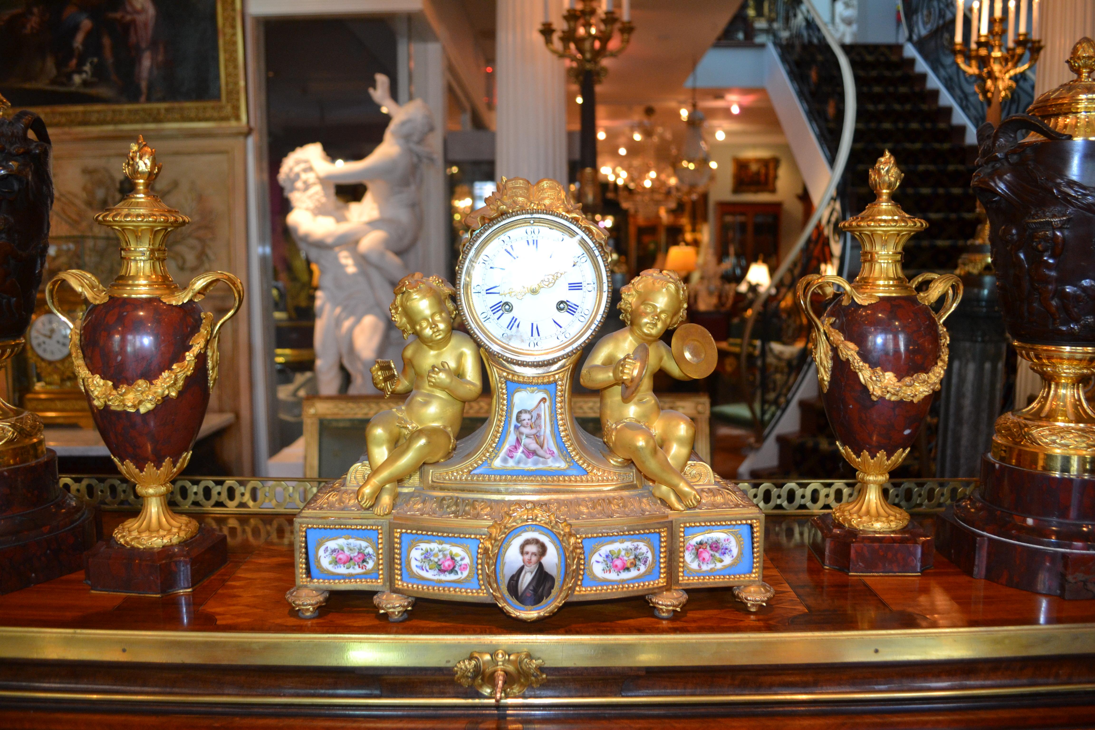  Horloge Putti française Napoléon III en bronze doré et porcelaine en vente 5