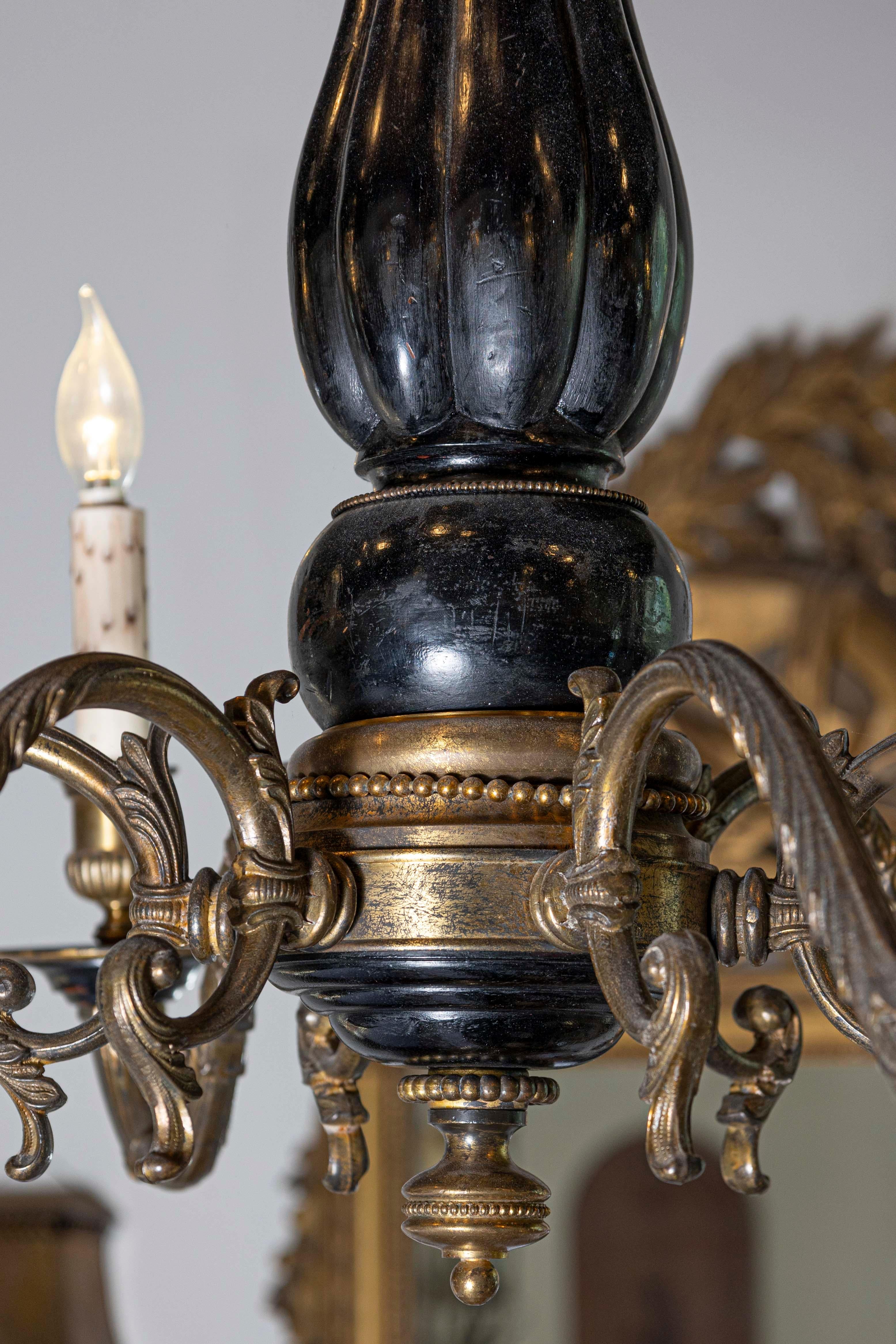 Francese Lampadario francese a sei luci in legno ebanizzato e bronzo del 1860, periodo Napoleone III in vendita