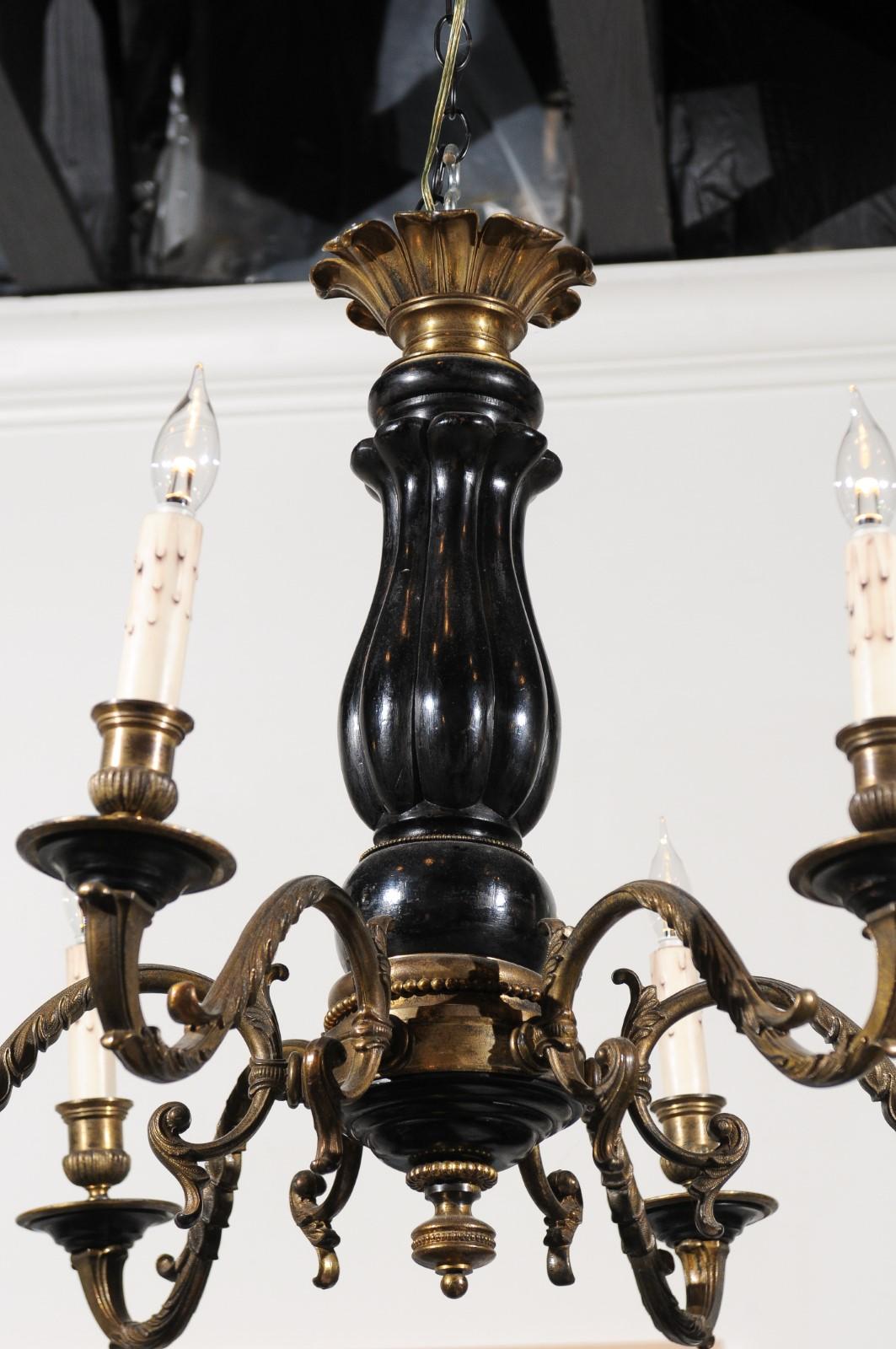 Araña francesa de seis luces de madera ebonizada y bronce del periodo Napoleón III de la década de 1860 Tallado