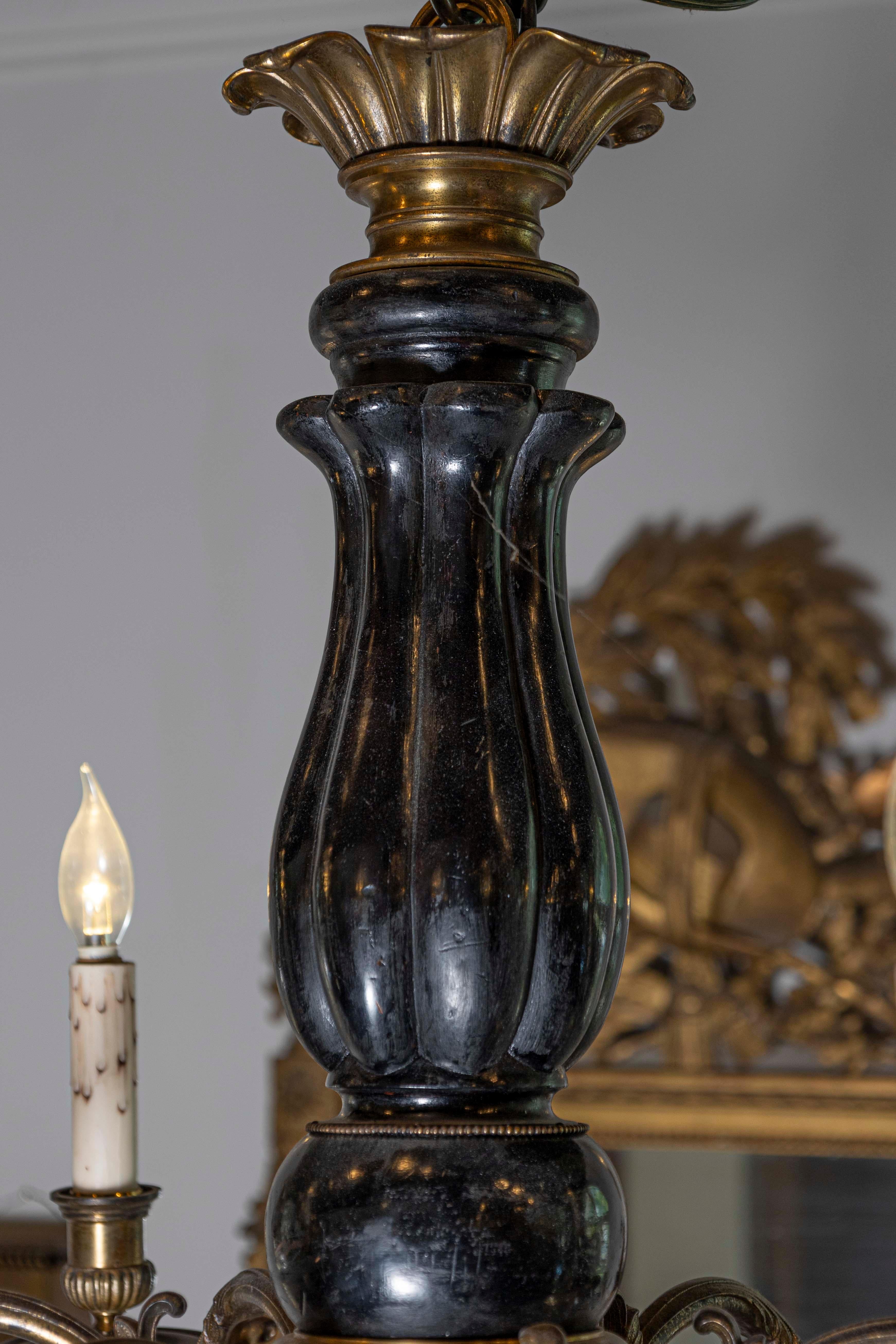 XIX secolo Lampadario francese a sei luci in legno ebanizzato e bronzo del 1860, periodo Napoleone III in vendita