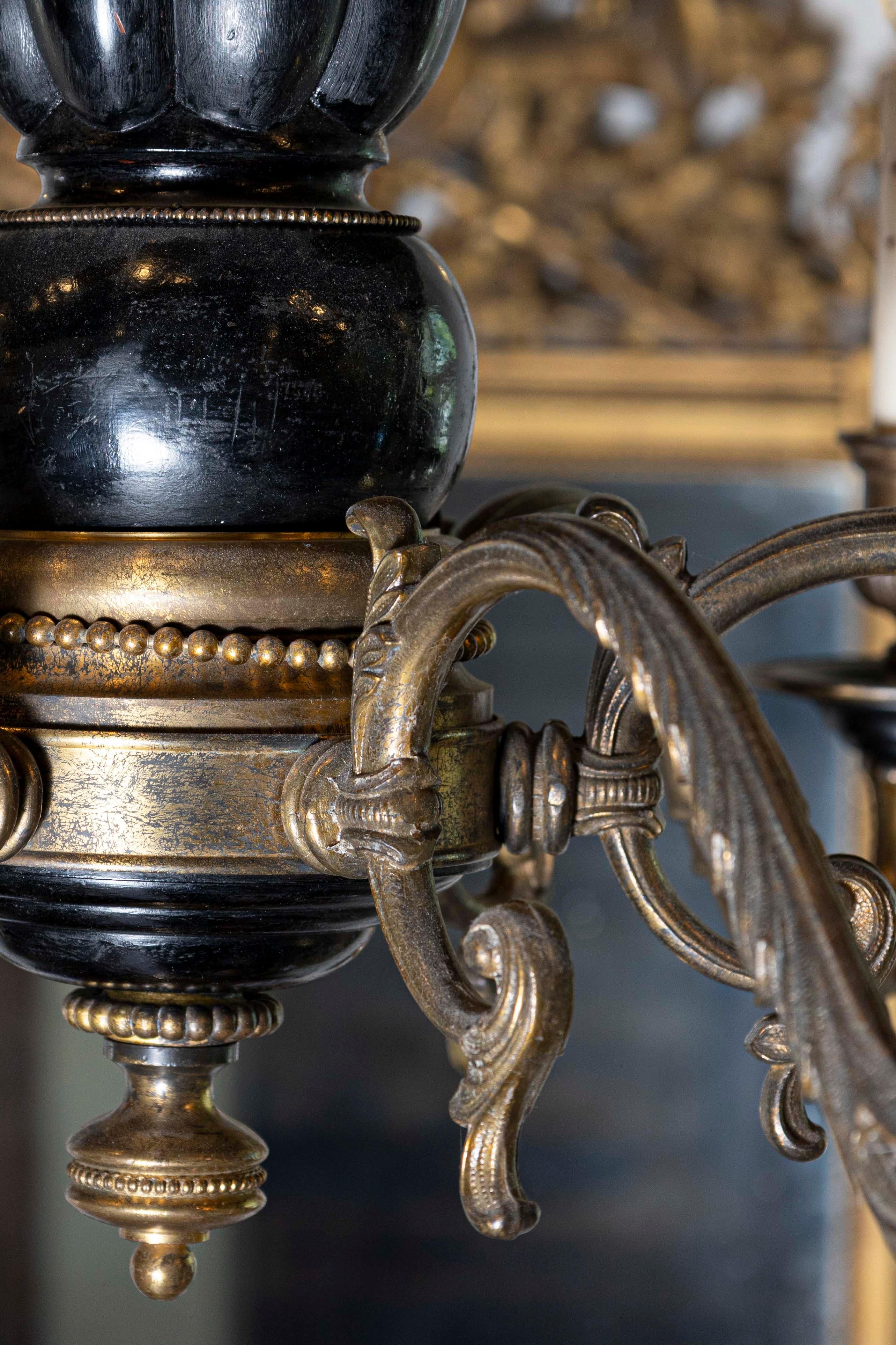 Bronzo Lampadario francese a sei luci in legno ebanizzato e bronzo del 1860, periodo Napoleone III in vendita