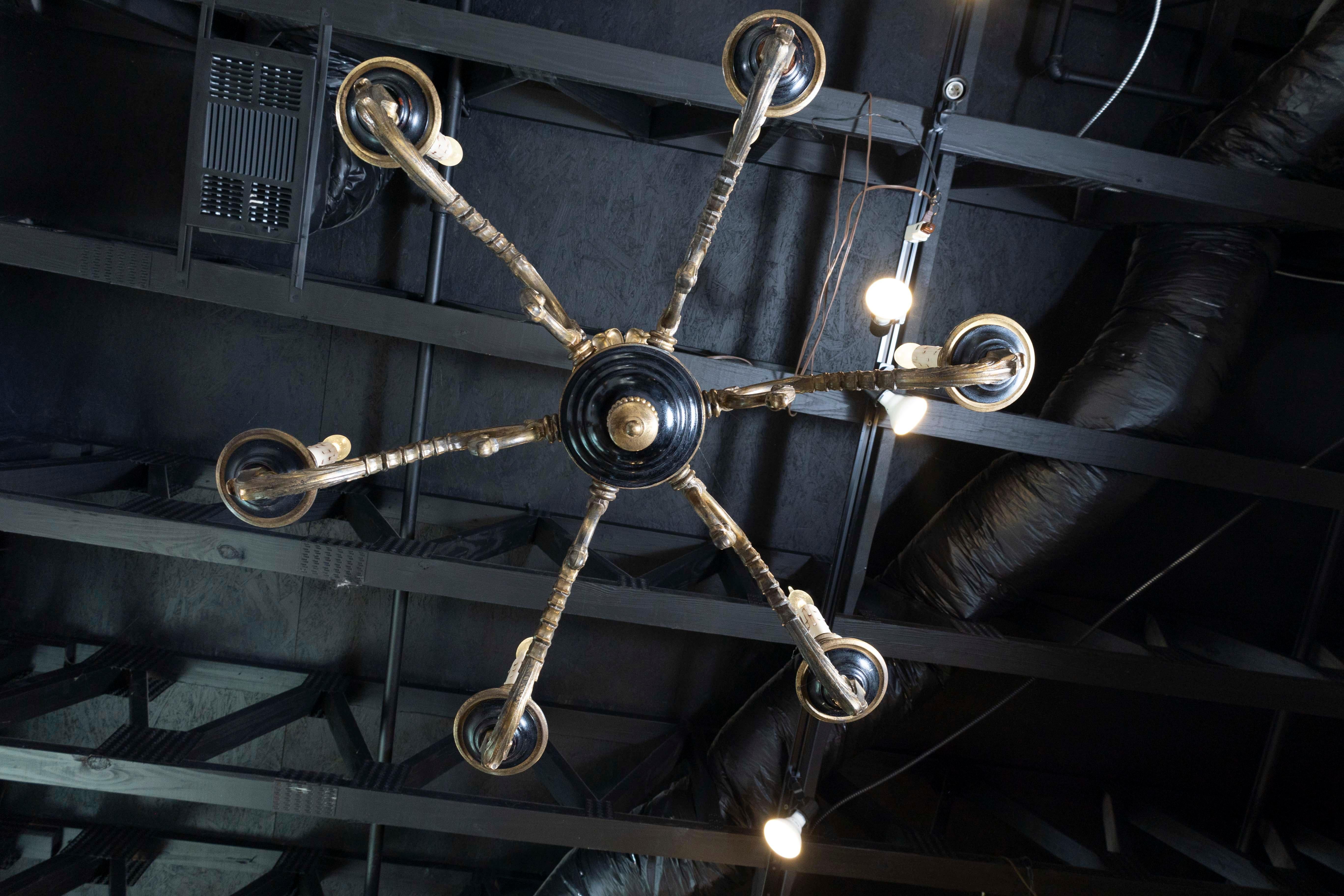 Lampadario francese a sei luci in legno ebanizzato e bronzo del 1860, periodo Napoleone III in vendita 1