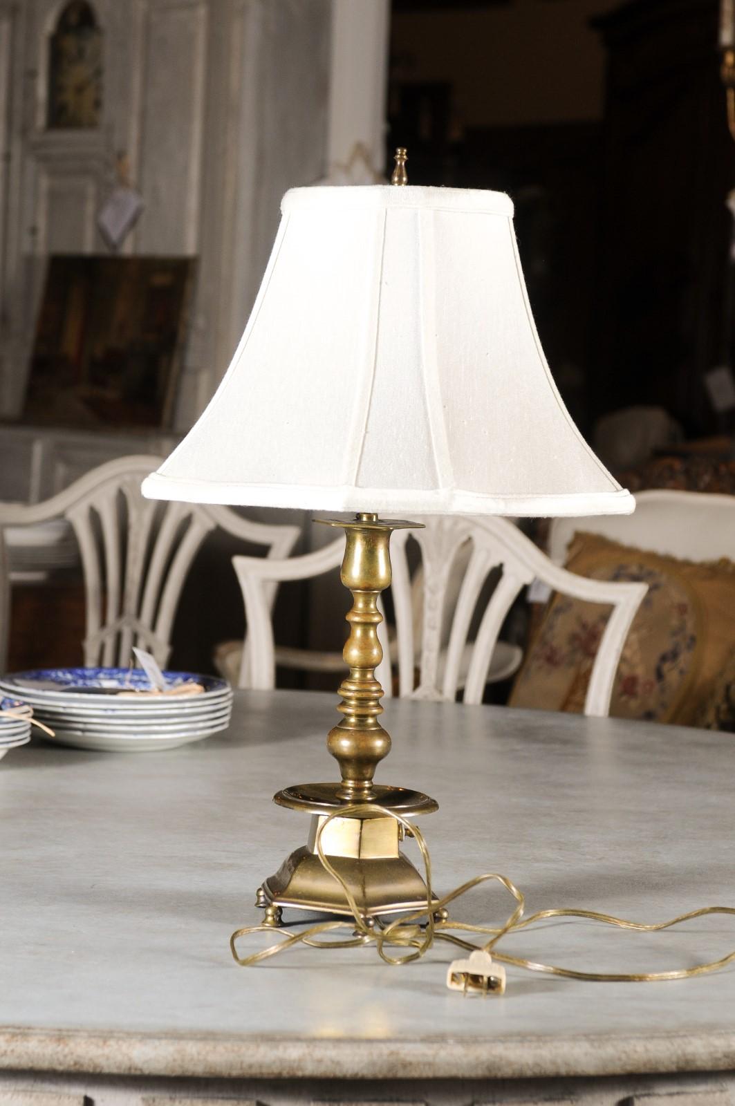 French Napoléon III Period 1870s Wired Brass Table Lamp with Hexagonal Base 1
