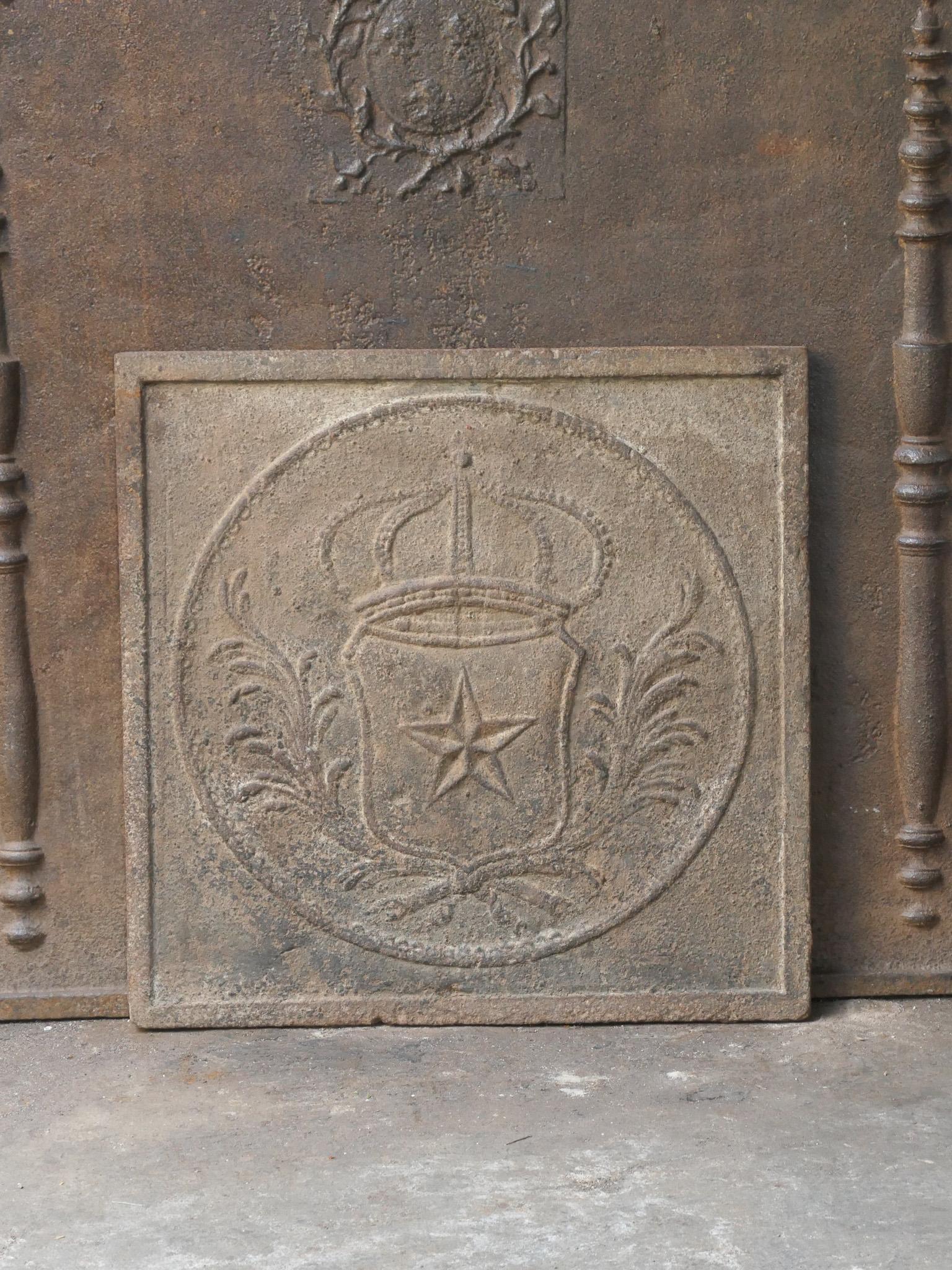 Plaque de cheminée française du XIXe siècle d'époque Napoléon III avec les armoiries de la France.  Les armoiries se composent d'une étoile (symbolisant le prestige, l'honneur et le patriotisme) et de feuilles de palmier (symbolisant la victoire) de