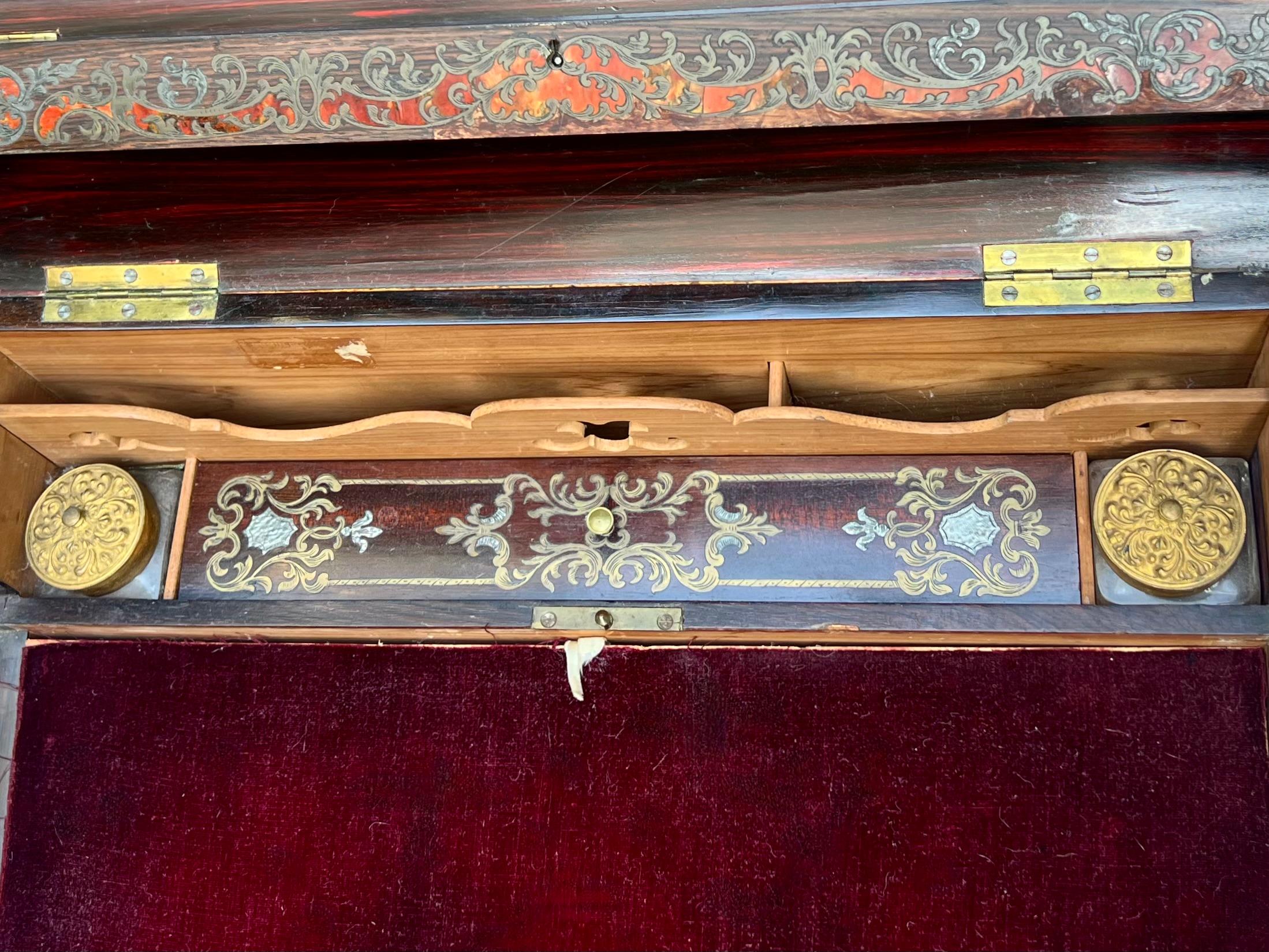 French Napoleon III Period Brass Inlaid Rosewood and Walnut Lap Desk en venta 2