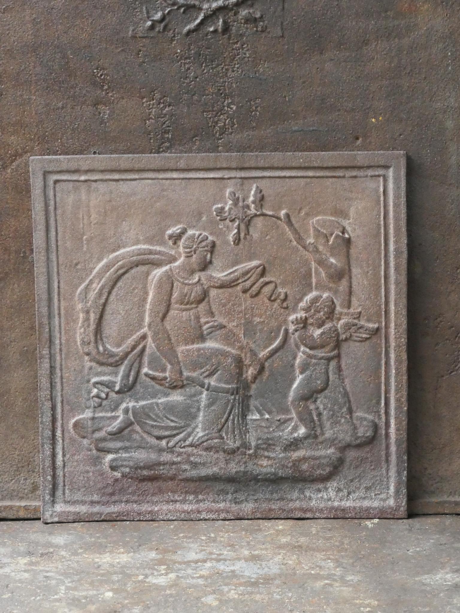 Plaque de cheminée française du XIXe siècle d'époque Napoléon III représentant la déesse Diane et un cupidon en pleurs. Déesse de la chasse, également protectrice des animaux de la forêt, en particulier des jeunes animaux. Elle éprouvait un grand