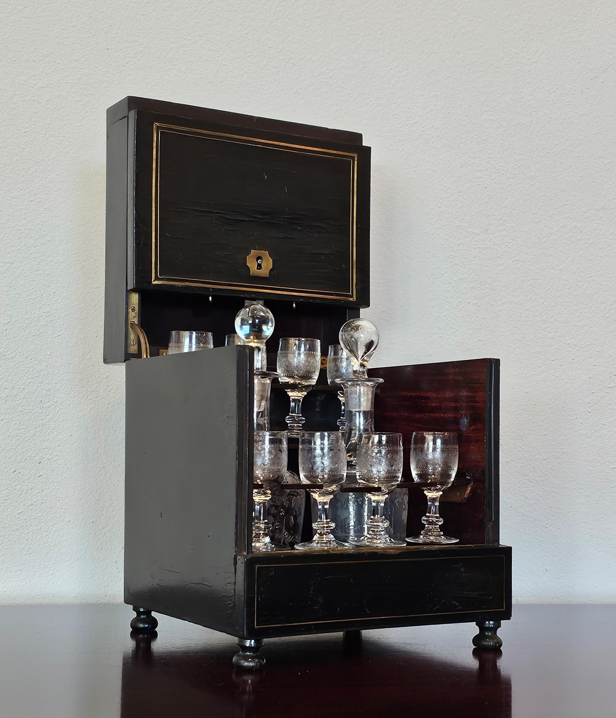 Französisches Cave a Liqueur-Service-Set aus ebonisiertem Kristall, Napoleon III.-Periode im Angebot 7