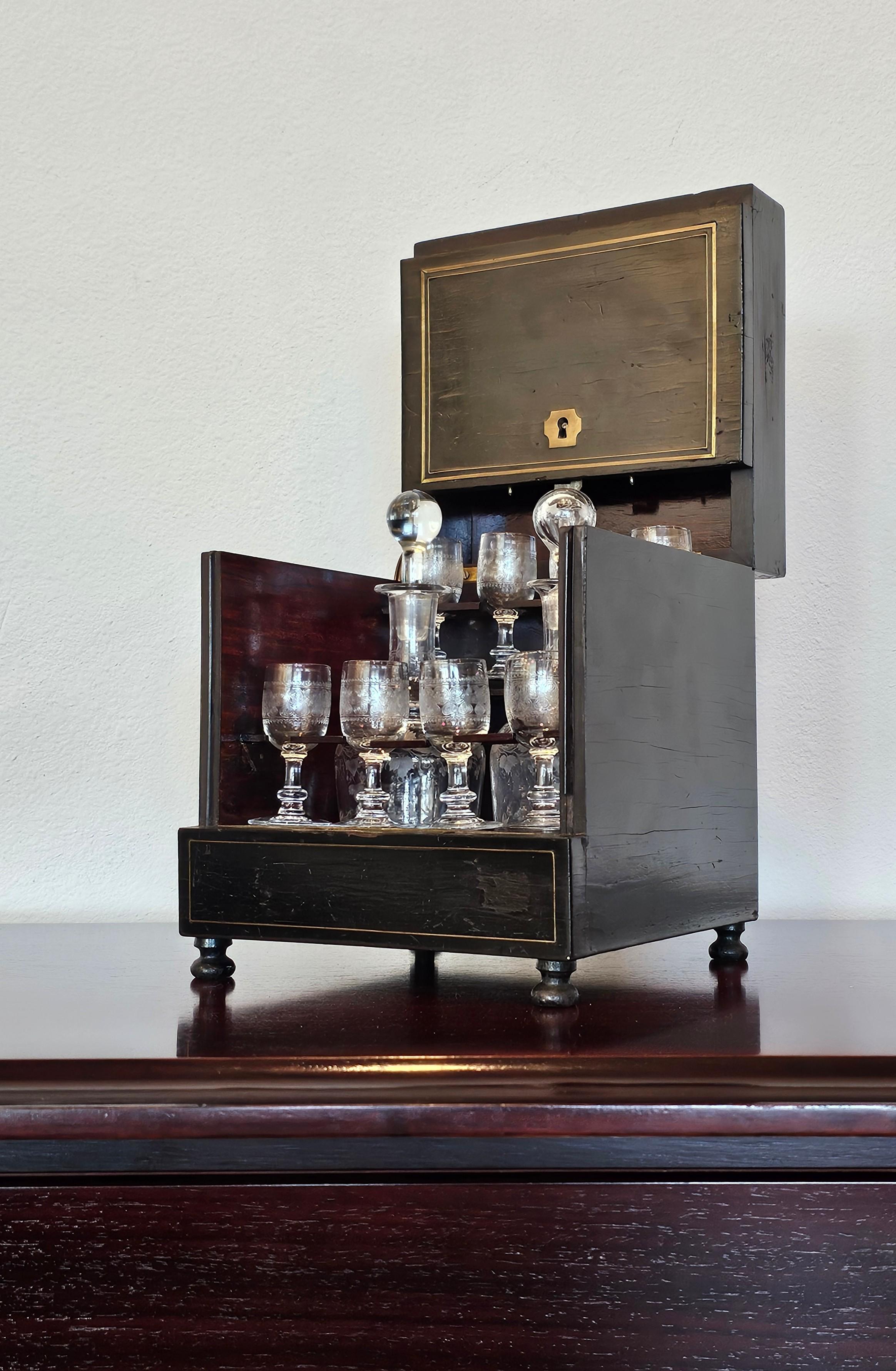 Französisches Cave a Liqueur-Service-Set aus ebonisiertem Kristall, Napoleon III.-Periode im Angebot 8