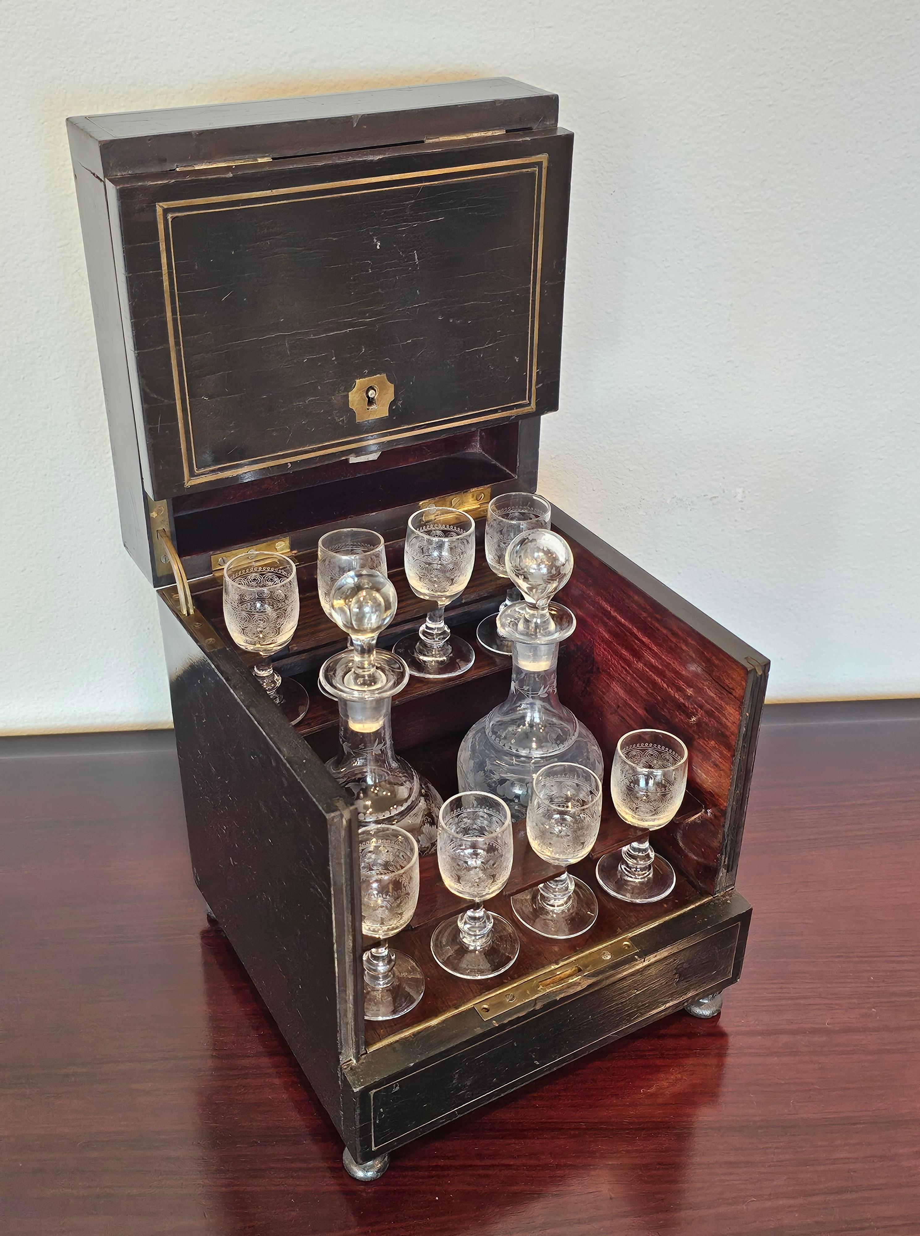 Eine charmante Zeit Napoleon III Second Empire (1852-1870) Messing akzentuiert ebonisiertes Holz und Kristall Französisch cave à liqueur.  

Frankreich, Mitte des 19. Jahrhunderts, ein Objekt von praktischem Nutzen als auch Schönheit, fügen Sie