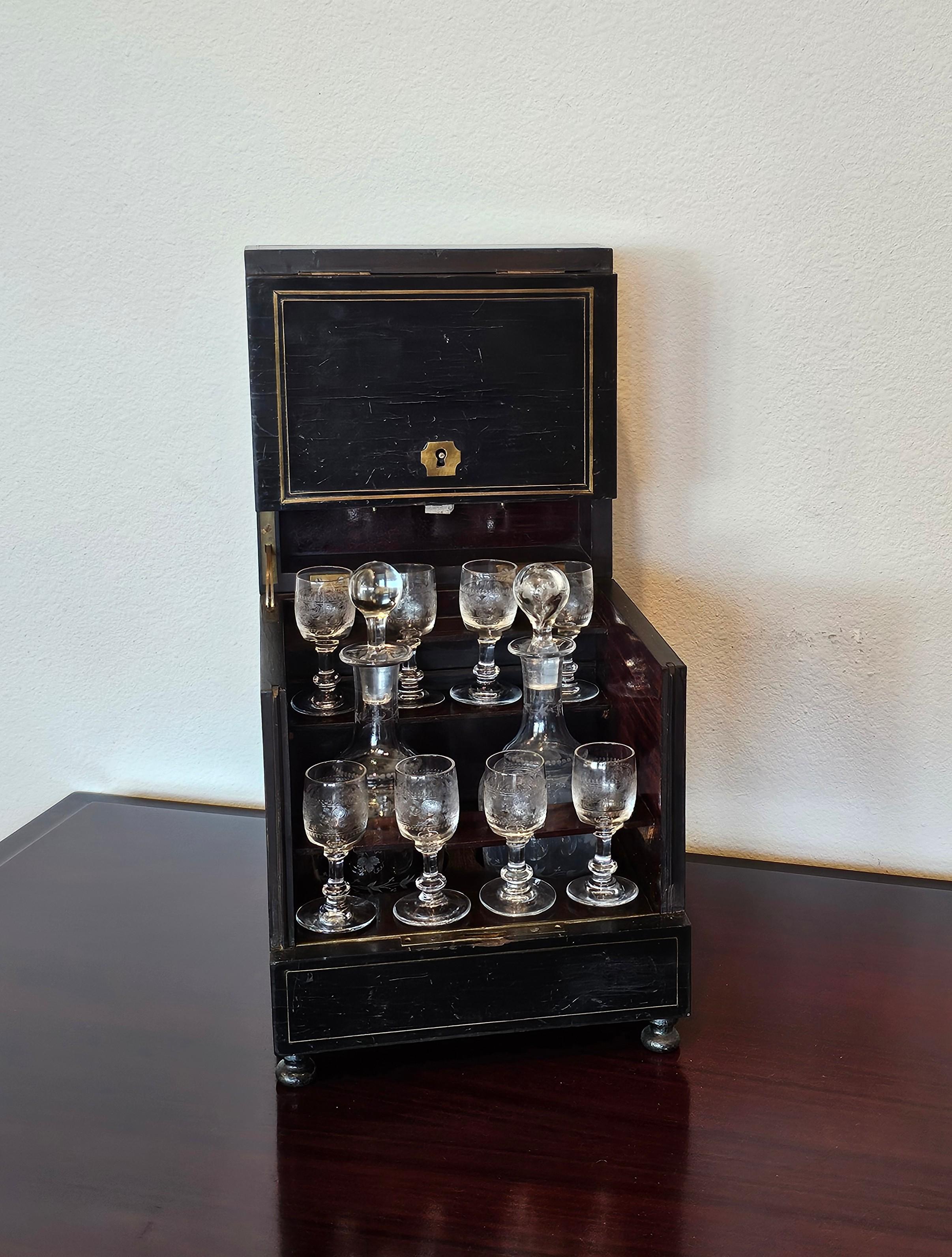 Französisches Cave a Liqueur-Service-Set aus ebonisiertem Kristall, Napoleon III.-Periode (Geschwärzt) im Angebot