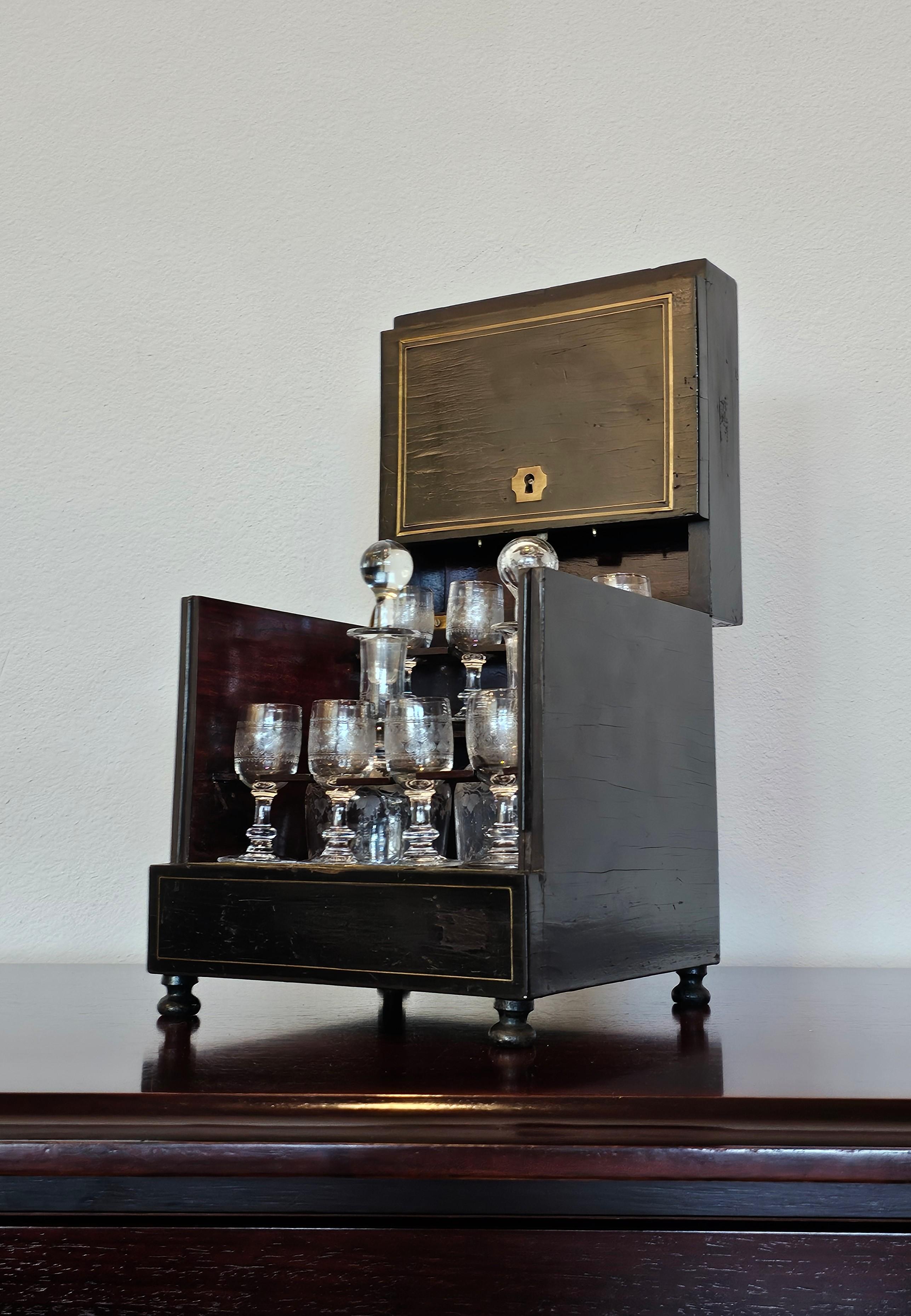 Französisches Cave a Liqueur-Service-Set aus ebonisiertem Kristall, Napoleon III.-Periode im Zustand „Relativ gut“ im Angebot in Forney, TX