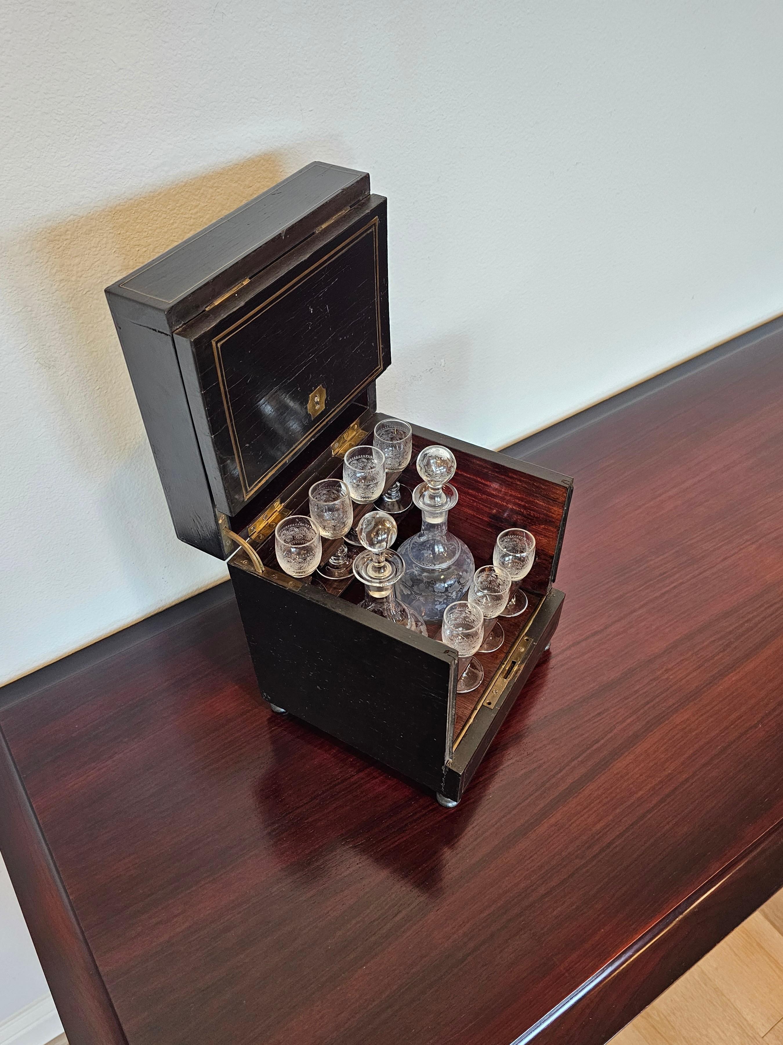 Französisches Cave a Liqueur-Service-Set aus ebonisiertem Kristall, Napoleon III.-Periode (19. Jahrhundert) im Angebot