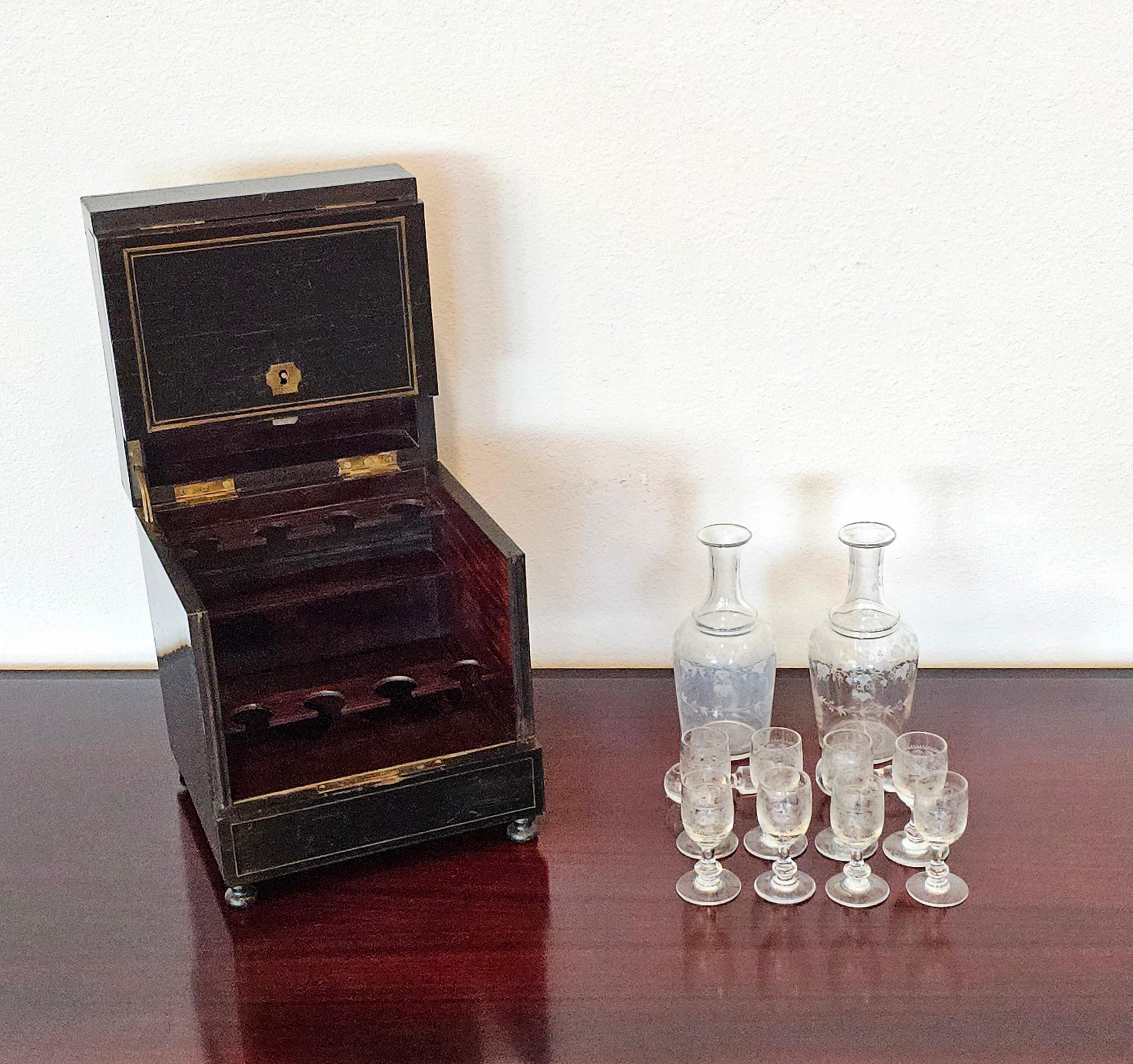 Französisches Cave a Liqueur-Service-Set aus ebonisiertem Kristall, Napoleon III.-Periode im Angebot 1