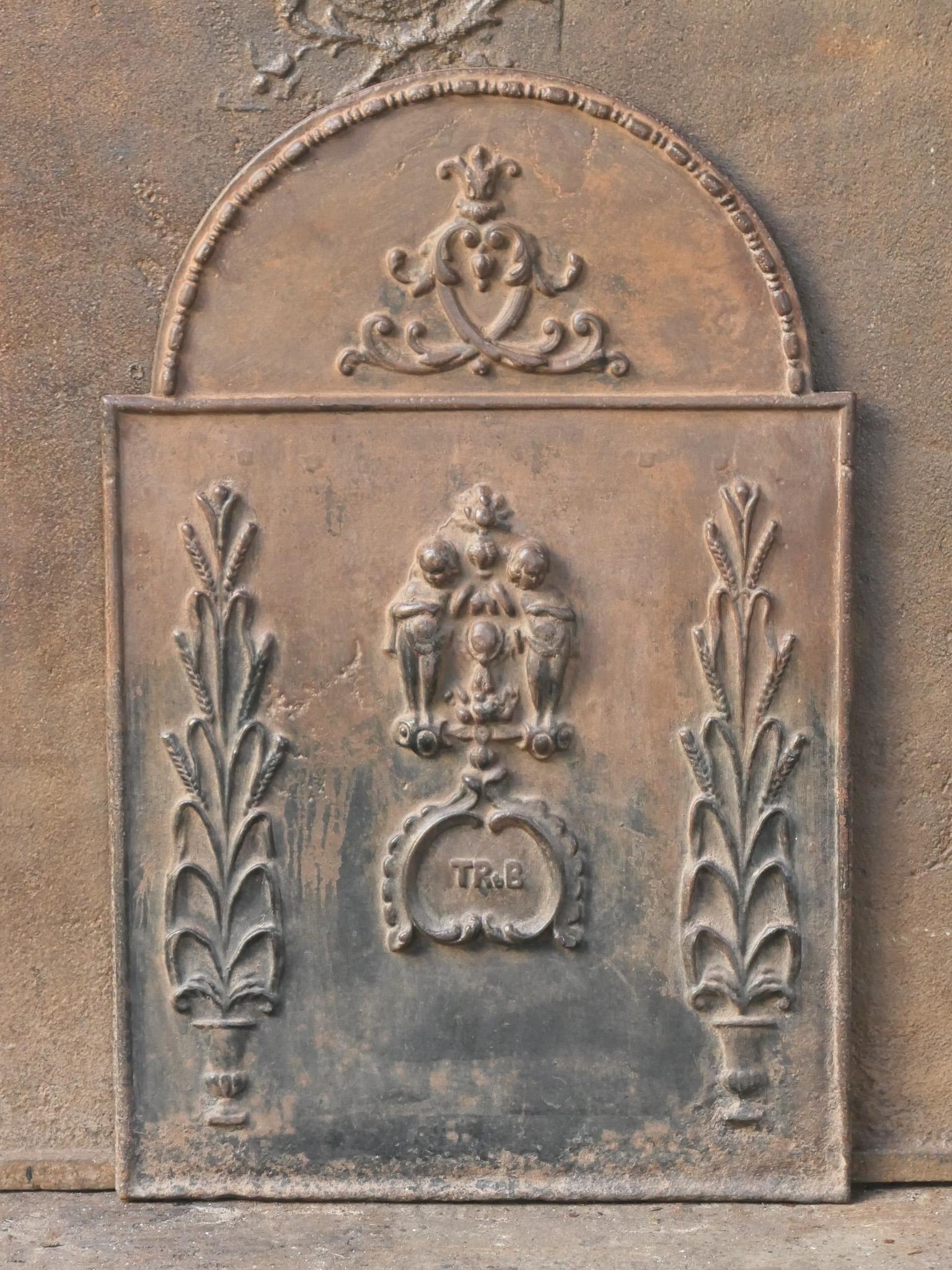 Parafuoco francese del XIX secolo di epoca napoleonica III raffigurante una scena decorativa con cesti di fiori e amorini.

Lo schienale è in ghisa e presenta una patina marrone naturale. Su richiesta può essere realizzato in nero/ peltro. Il