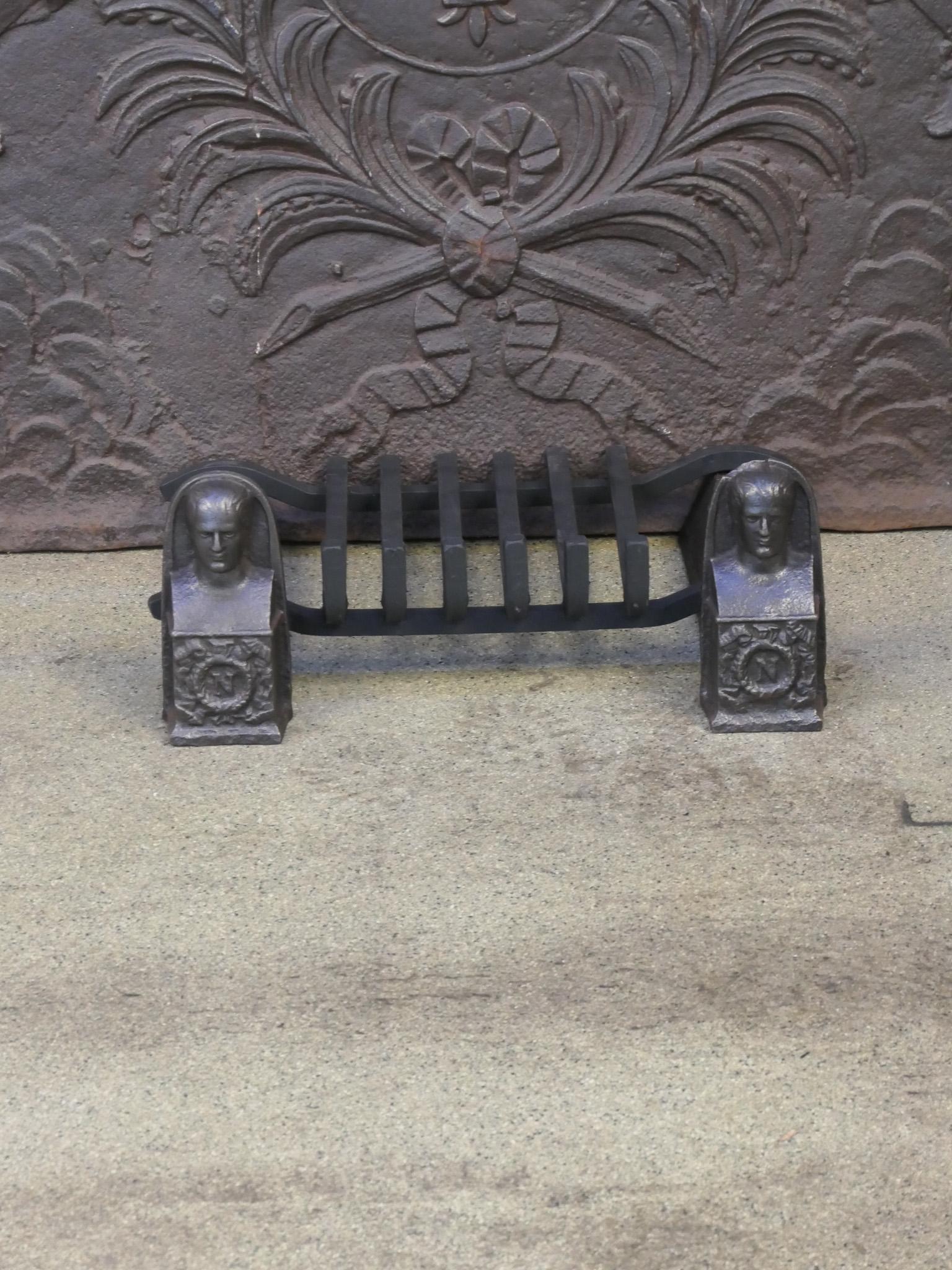 Griglia per camino francese del XIX secolo del periodo Napoleone III raffigurante Napoleone. Gli androni sono in ghisa e la griglia in acciaio forgiato di recente. La griglia è in buone condizioni e perfettamente funzionante.