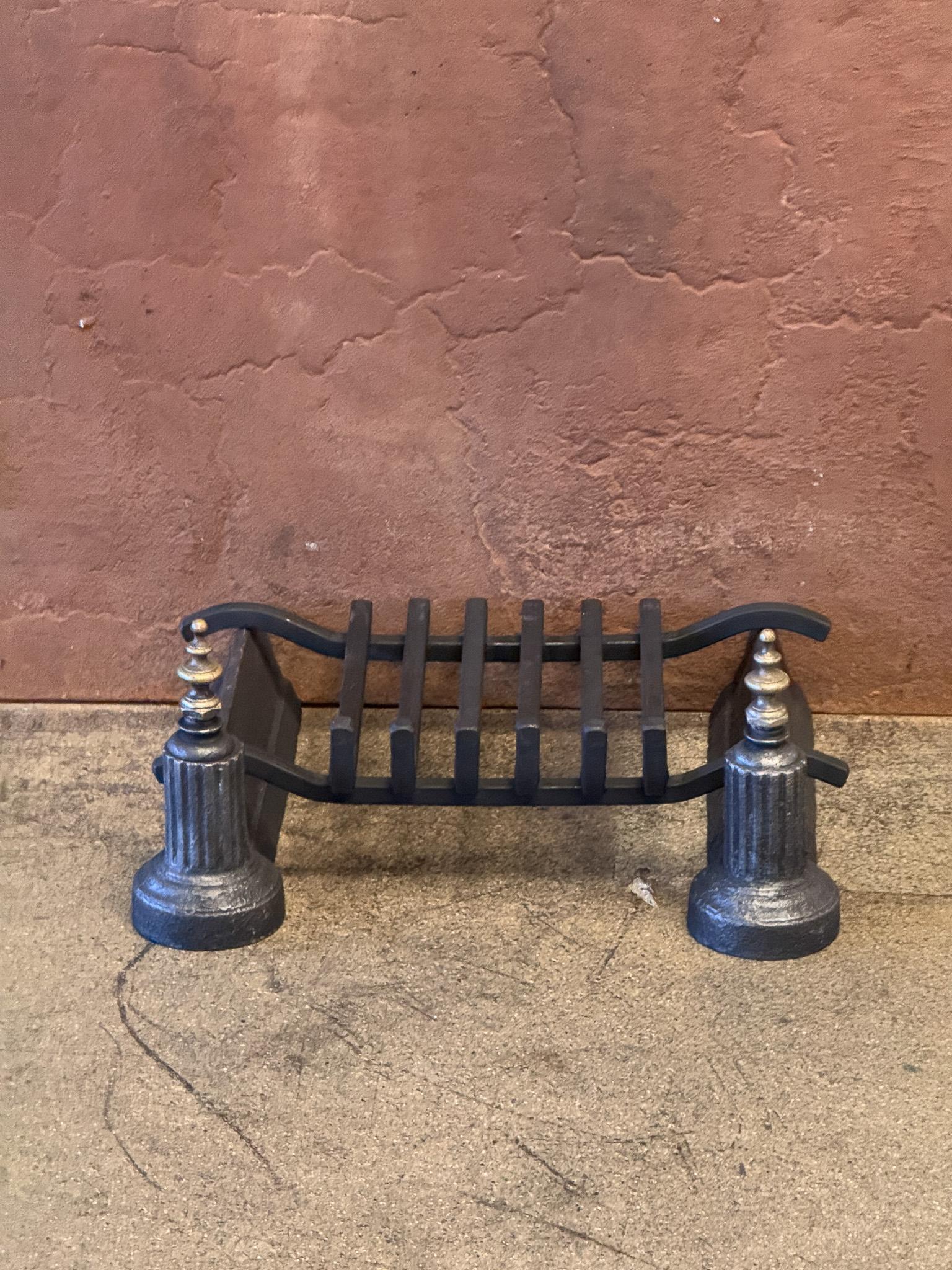 Grille de cheminée française du XIXe siècle d'époque Napoléon III. Les chenets sont en fonte et en laiton et la grille en acier. La grille à feu est en bon état et fonctionne parfaitement.