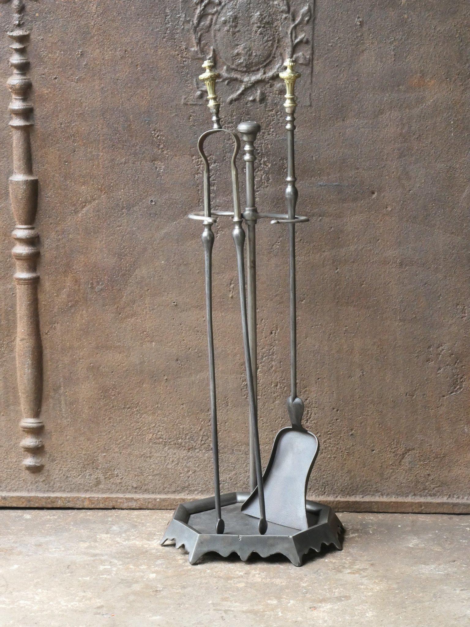 Set di attrezzi per caminetto del XIX secolo, di epoca francese e vittoriana. Il set di attrezzi è composto da un supporto in ghisa e da due ferri da stiro in ferro battuto con manici in ottone lucido. È in buone condizioni e perfettamente
