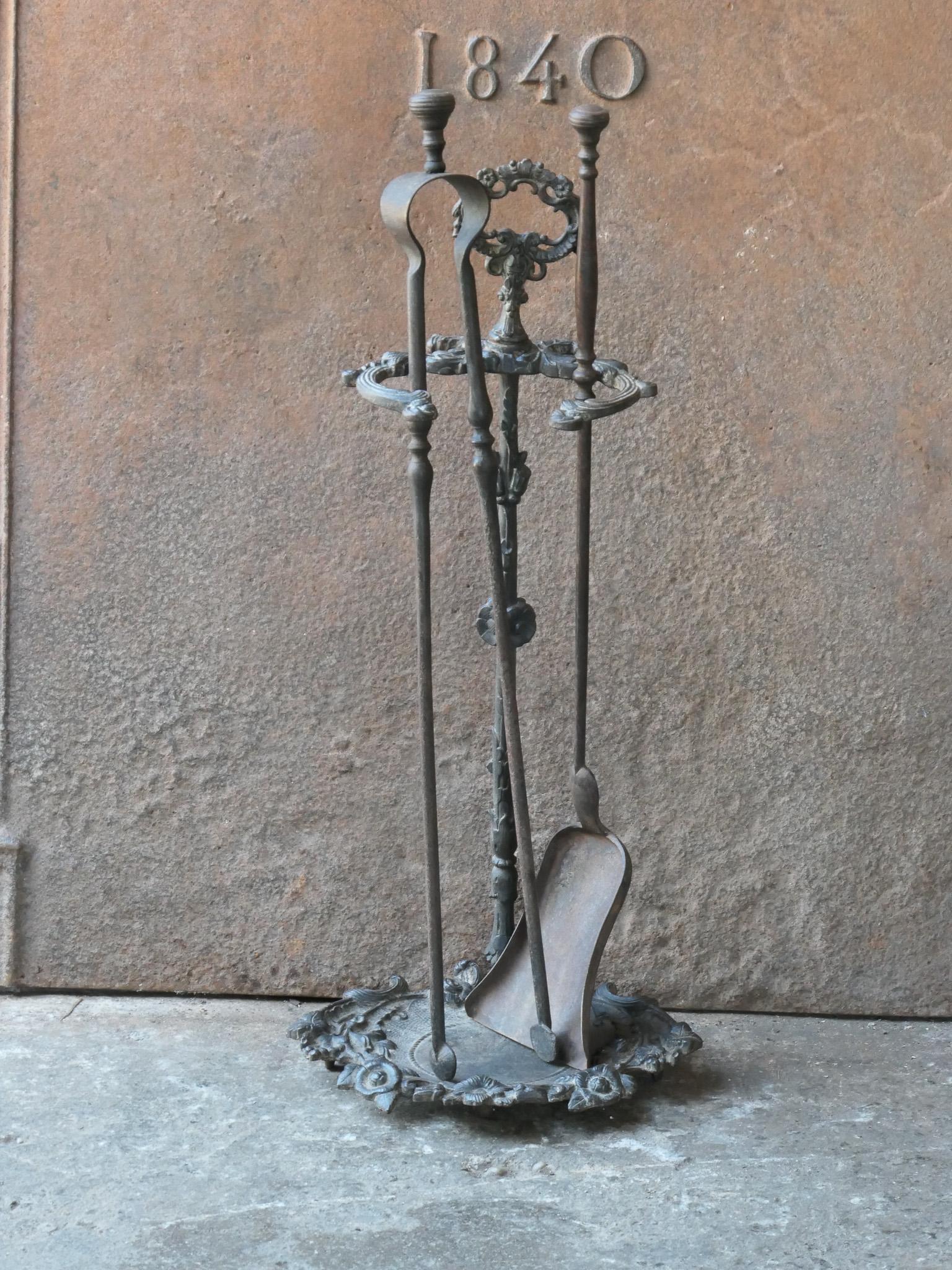 Set di attrezzi per caminetto francese del XIX secolo, periodo Napoleone III. Il set di attrezzi è composto da un cavalletto, realizzato in ghisa e ottone, e da due ferri da stiro, realizzati in ferro battuto. È in buone condizioni e perfettamente