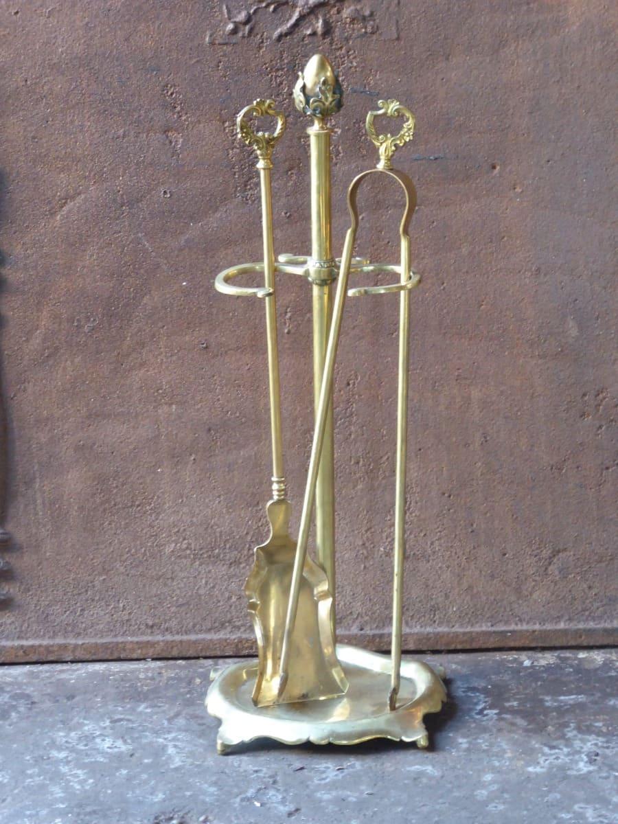 Set di attrezzi per caminetto francese del XIX secolo, periodo Napoleone III. Il set di attrezzi è composto da un supporto in ottone e da due ferri da stiro, anch'essi in ottone. È in buone condizioni e perfettamente funzionante.