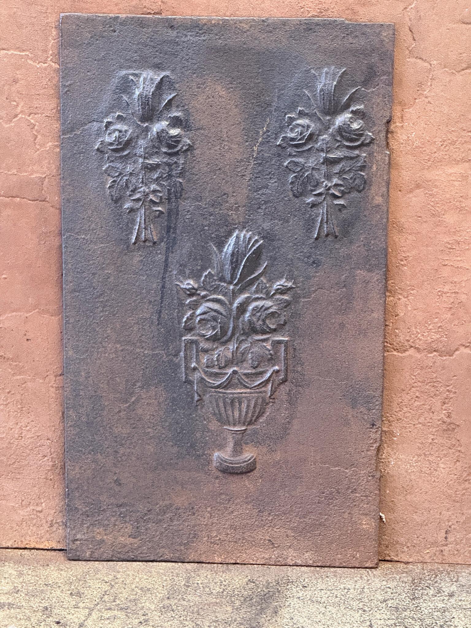 Cesto di fiori francese del periodo Napoleone III.


Realizzato in ghisa, presenta una patina marrone, ma può essere rifinito in nero o peltro con una lucidatura a fuoco senza costi aggiuntivi. È in buone condizioni e non presenta crepe.