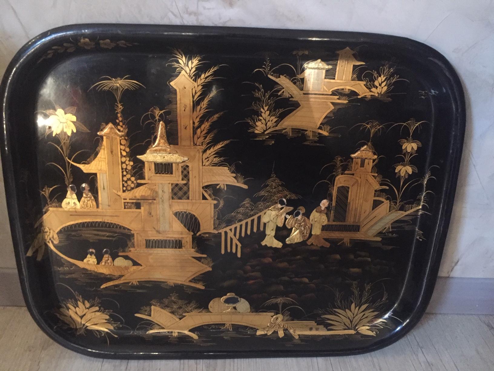 Beautiful French Napoleon III period lacquered metal and golden hand painted Platter.
Chinese landscape.
Very nice piece and good condition. The faces characters are erased a bit.