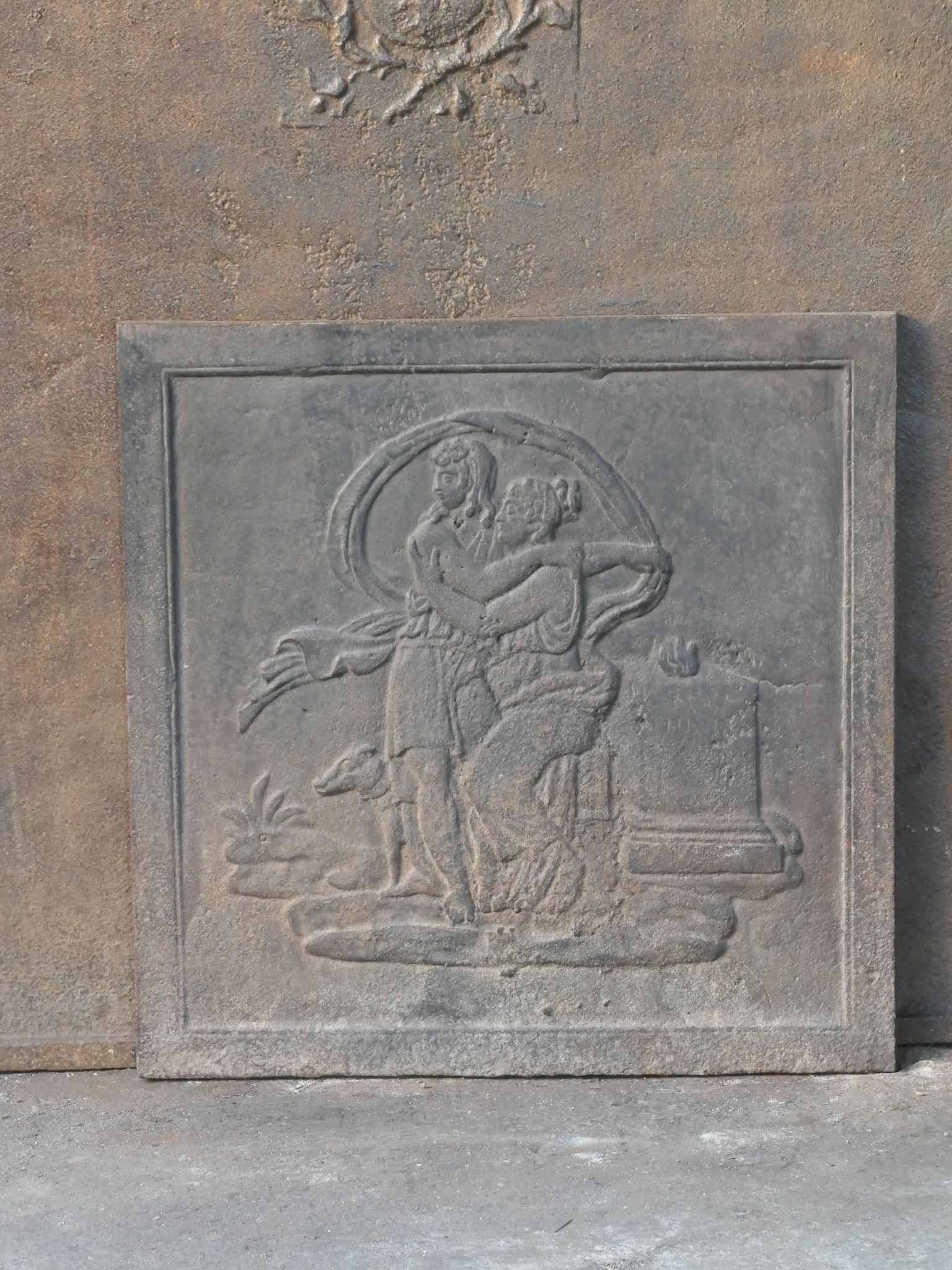 Plaque de cheminée du 19e siècle. Le style de la plaque de cheminée est d'époque Napoléon III. 

La plaque de cheminée est en fonte et a une patine brune naturelle. Sur demande, il peut être fabriqué en noir / étain sans frais supplémentaires.