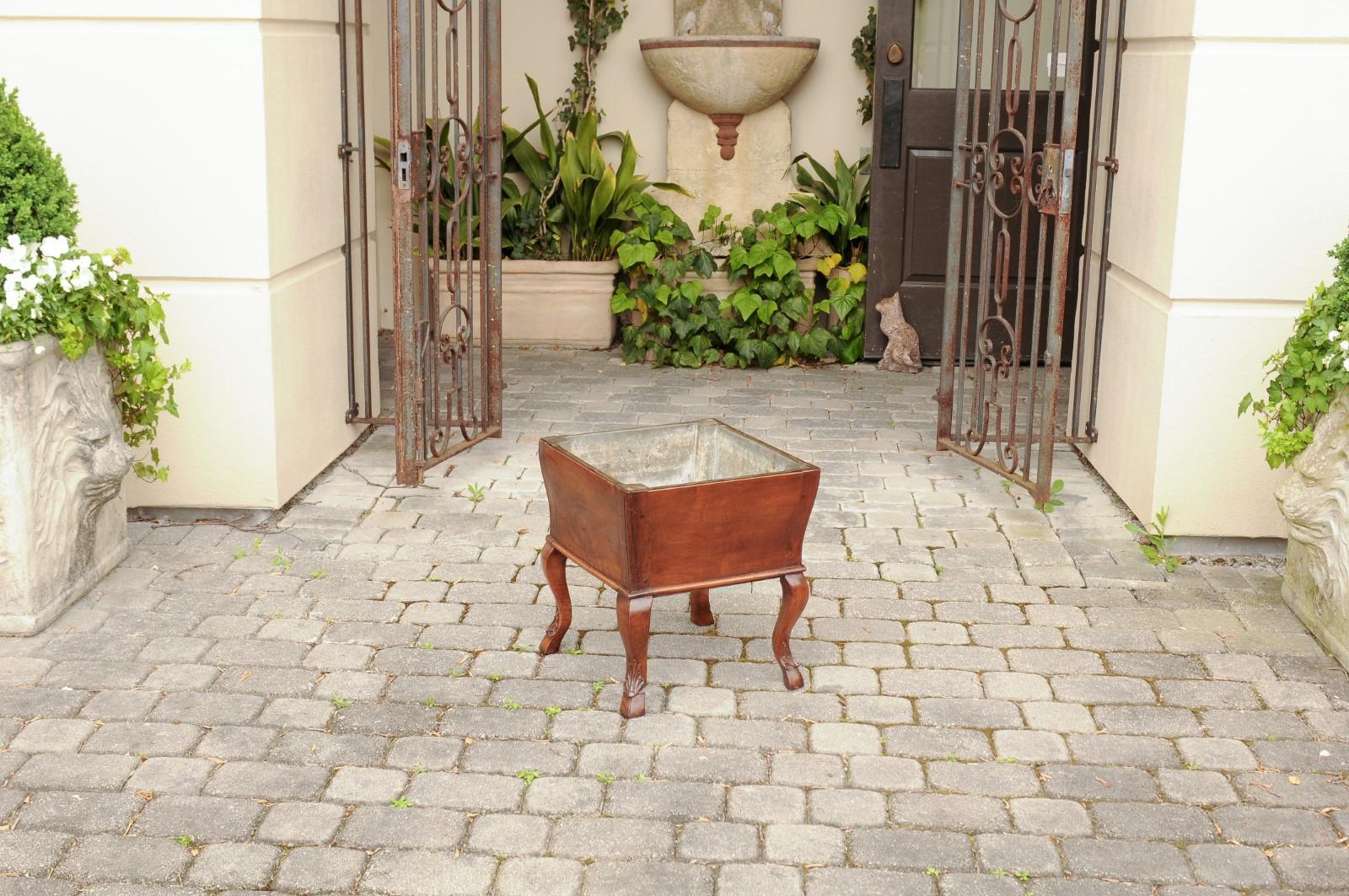 Français Jardinière en noyer d'époque Napoléon III avec intérieur en étain et pieds cabriole en vente