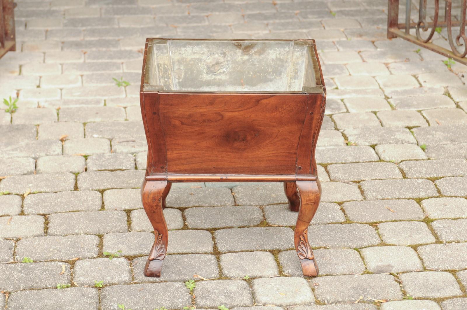 French Napoleon III Period Walnut Planter with Tin Interior and Cabriole Legs For Sale 1