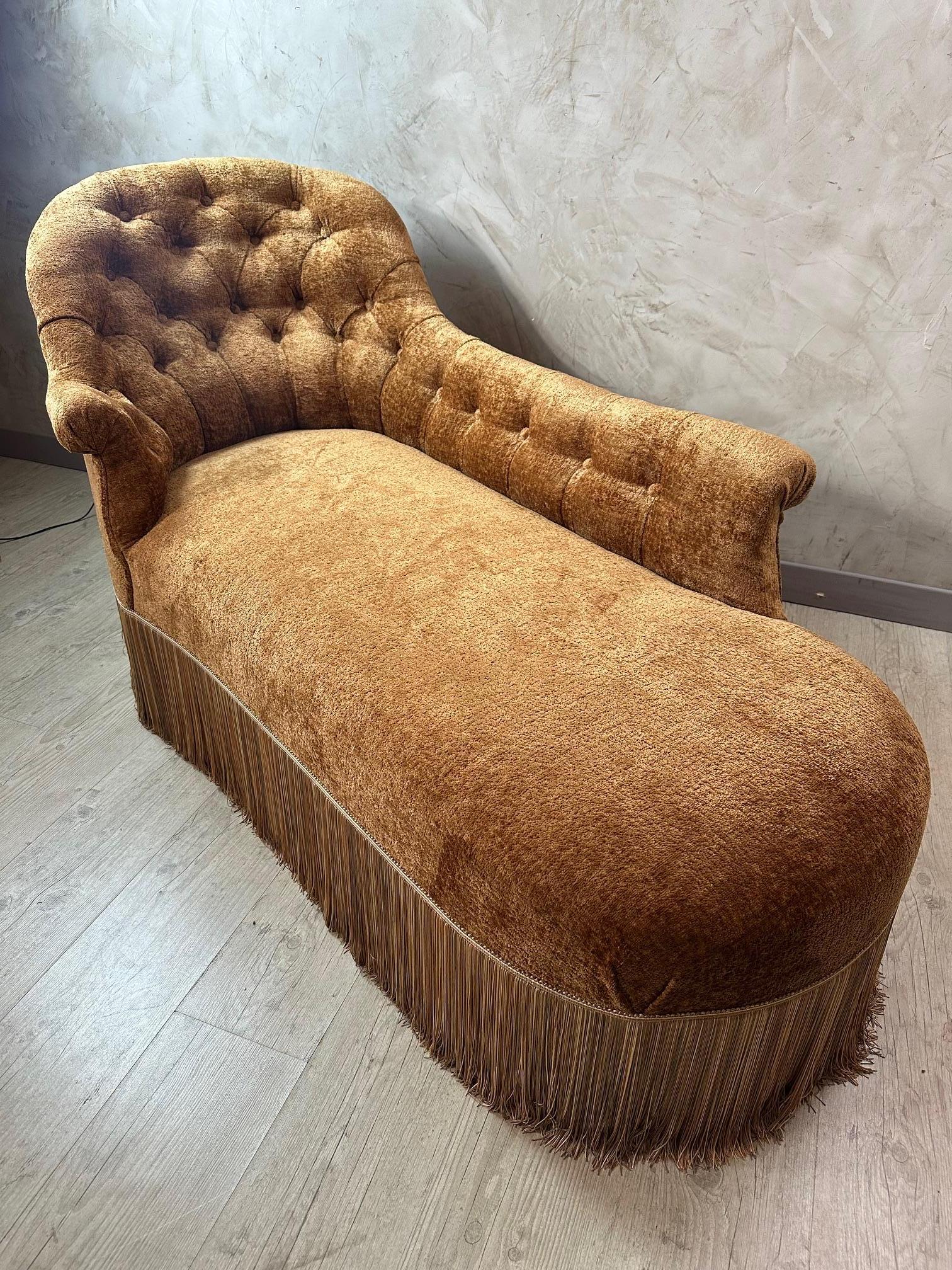 Sehr schöner Sessel Napoleon III, der in unseren Werkstätten mit einem sehr schönen terrakottafarbenen Stoff von Fine Fabrics und einem Fransenabschluss von Samuel&sons komplett neu gepolstert wurde.
Schwarze Holzfüße (typisch Napoleon III) Wir