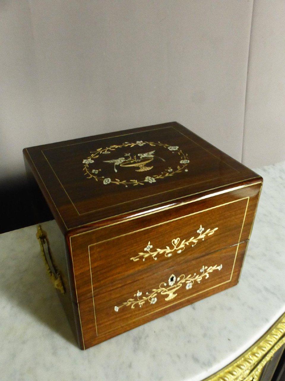 Licorera francesa Napoleón III de palisandro y cristal de Baccarat Francés
