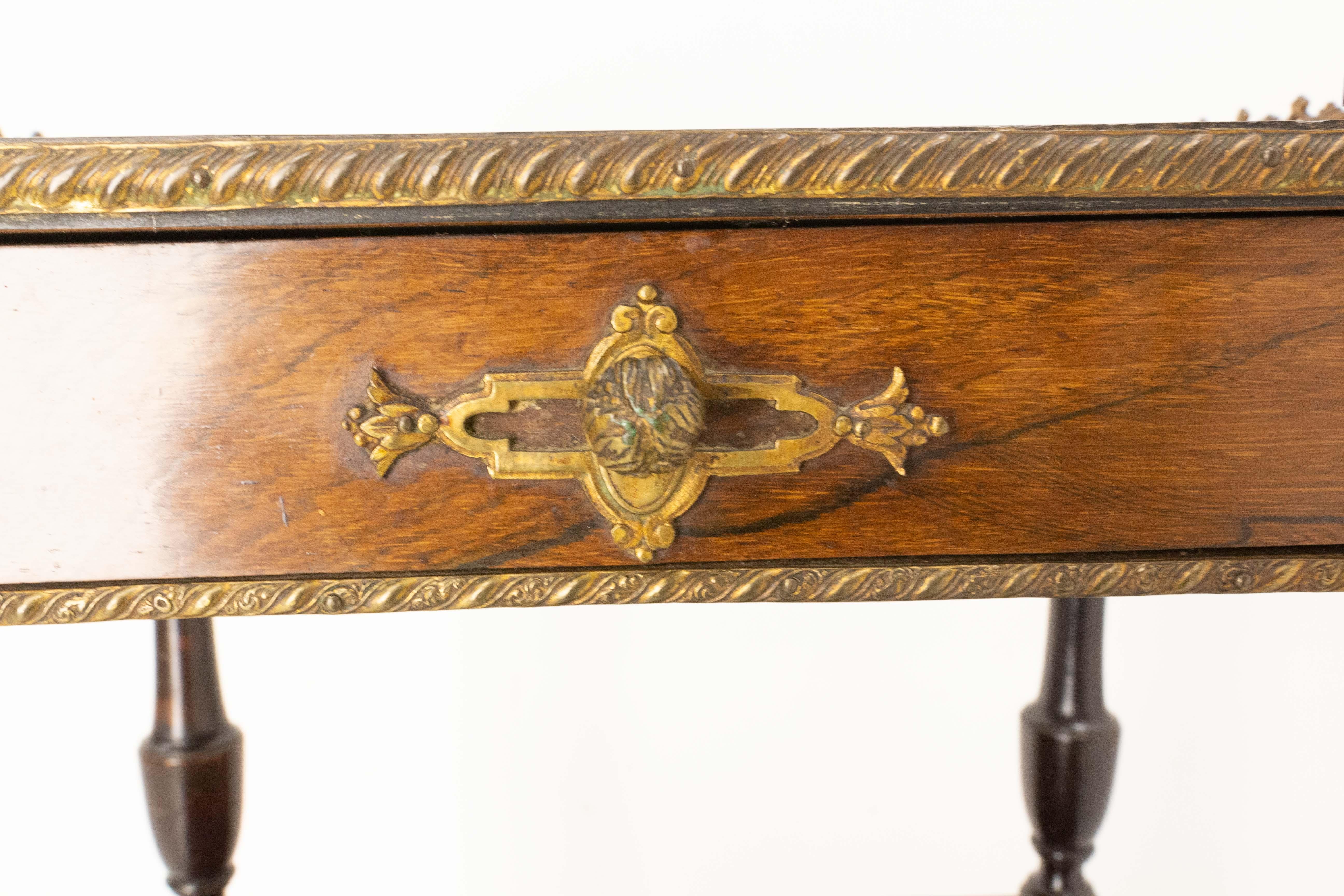 Table de service ou d'appoint Napoléon III en noyer et laiton, vers 1880 en vente 5