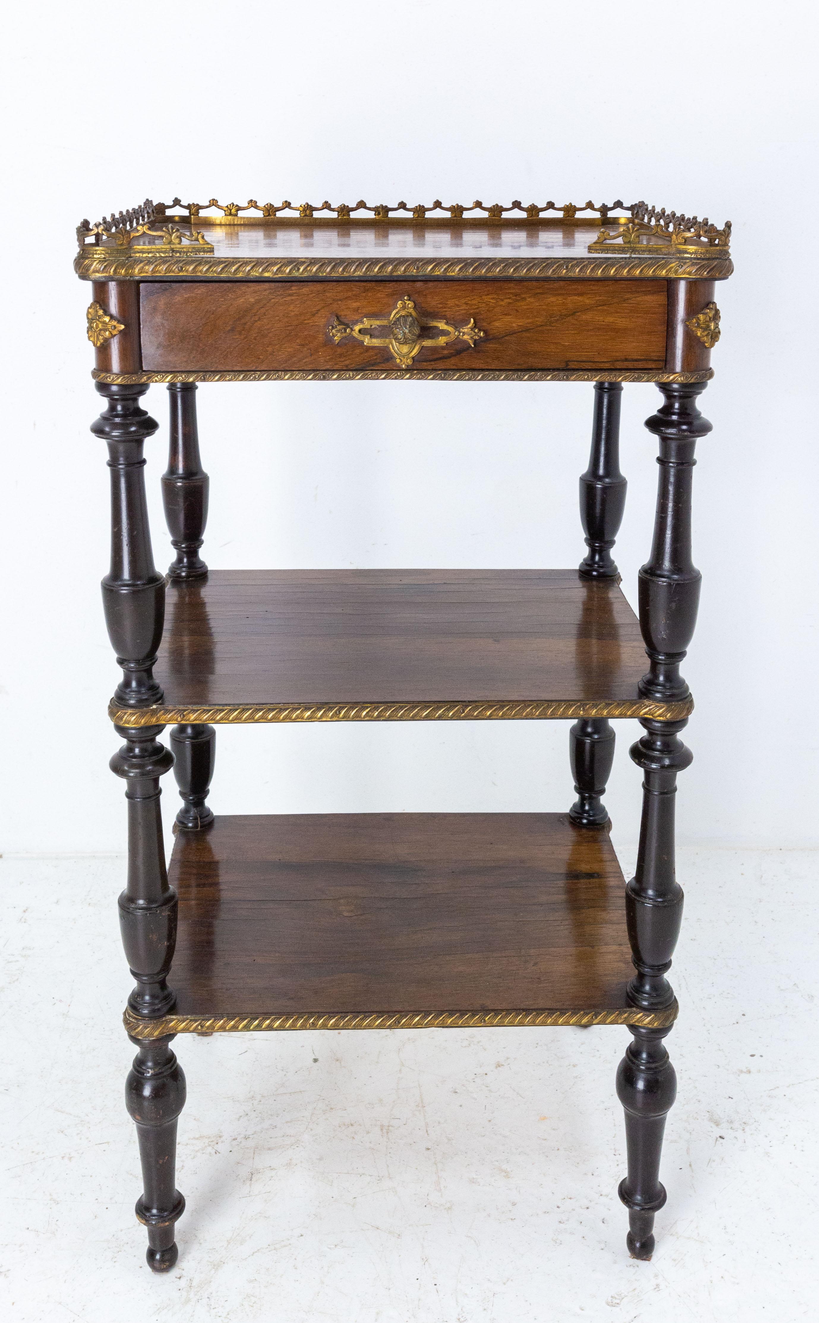 Table de service Napoléon III en noyer et laiton, française 
Elle peut également être utilisée comme table d'appoint.
Un tiroir et deux étagères
vers 1880

Bon état ancien.

Expédition :
L42 P33 H77,7 6,2 kg.
 