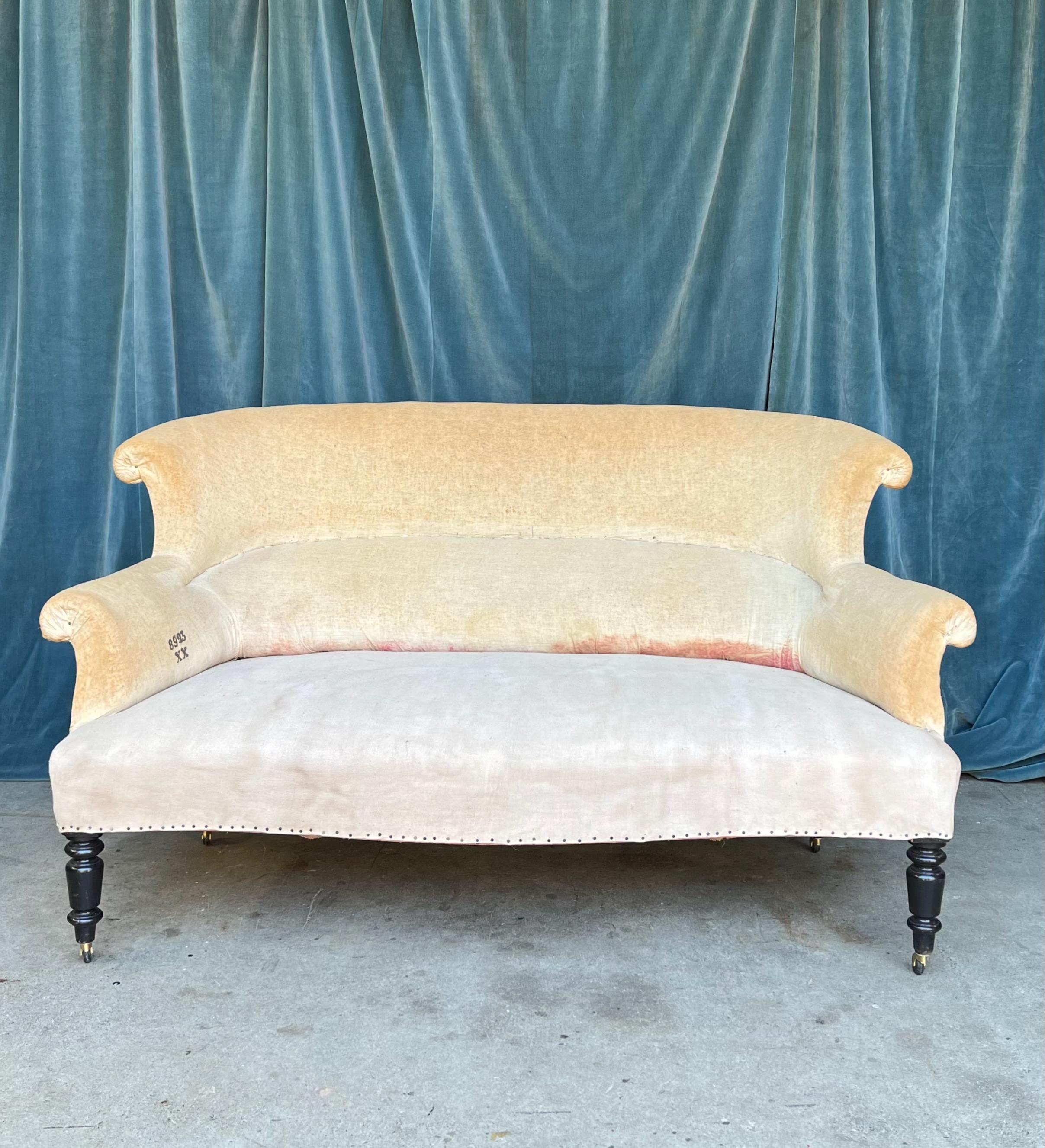 French Napoleon III Settee in Muslin In Good Condition For Sale In Buchanan, NY