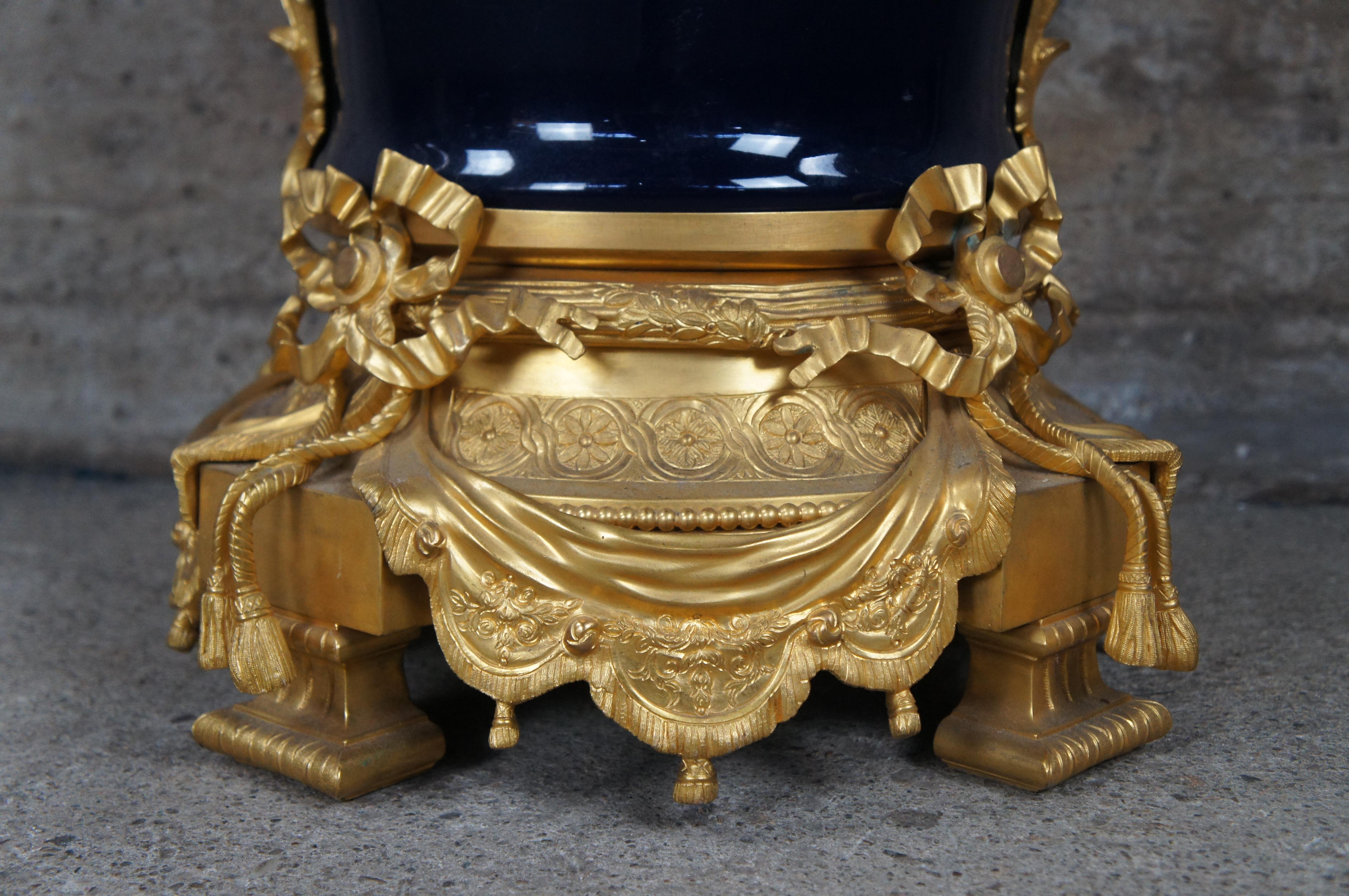 XX secolo Urna a forma di candelabro in porcellana ormoluta in stile Napoleone III Sèvres Stepniewski in vendita