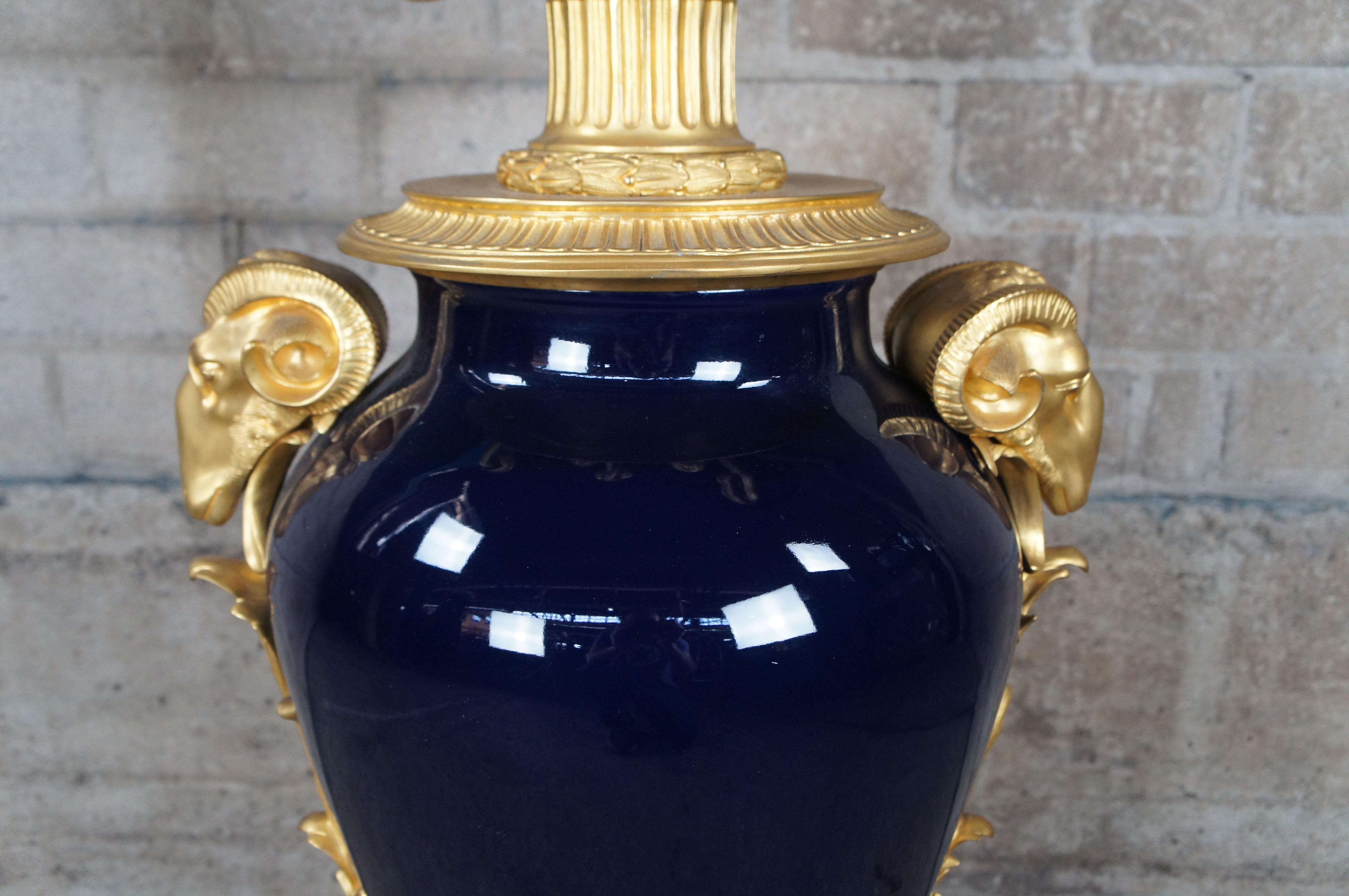 Bronzo Urna a forma di candelabro in porcellana ormoluta in stile Napoleone III Sèvres Stepniewski in vendita