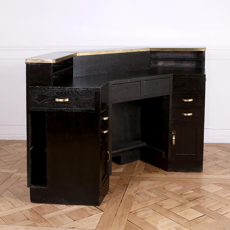 Questo banco da negoziante francese, realizzato durante il regno di Napoleone III (metà del XIX secolo), è un ottimo esempio di design elegante e funzionale dell'epoca. Realizzato in legno ebanizzato, presenta un piano con pannelli in vetro,