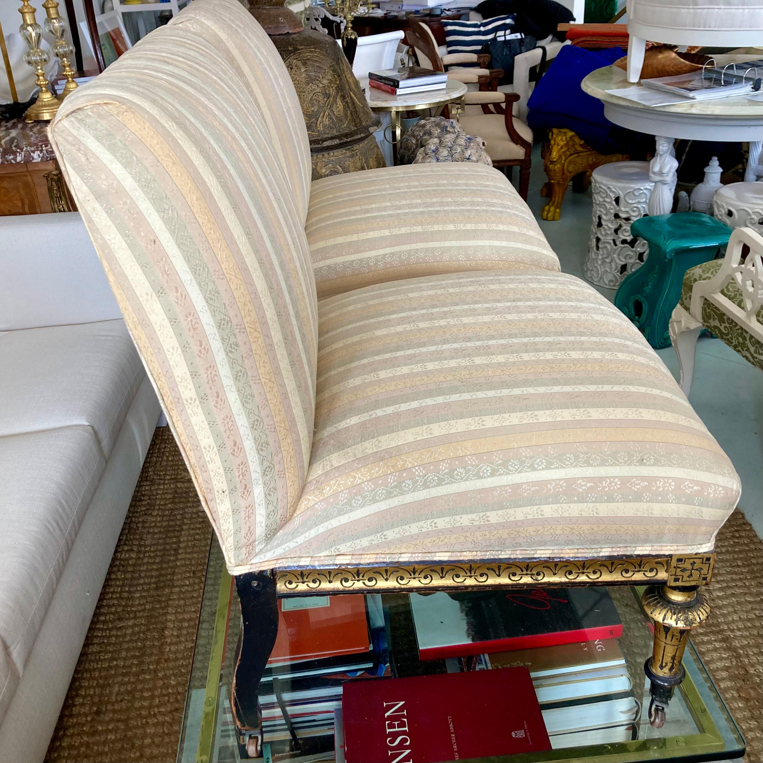 Französische Napoleon III.-Sessel ohne Armlehne, vergoldete Ebenholzdetails, ein Paar im Zustand „Gut“ im Angebot in Los Angeles, CA