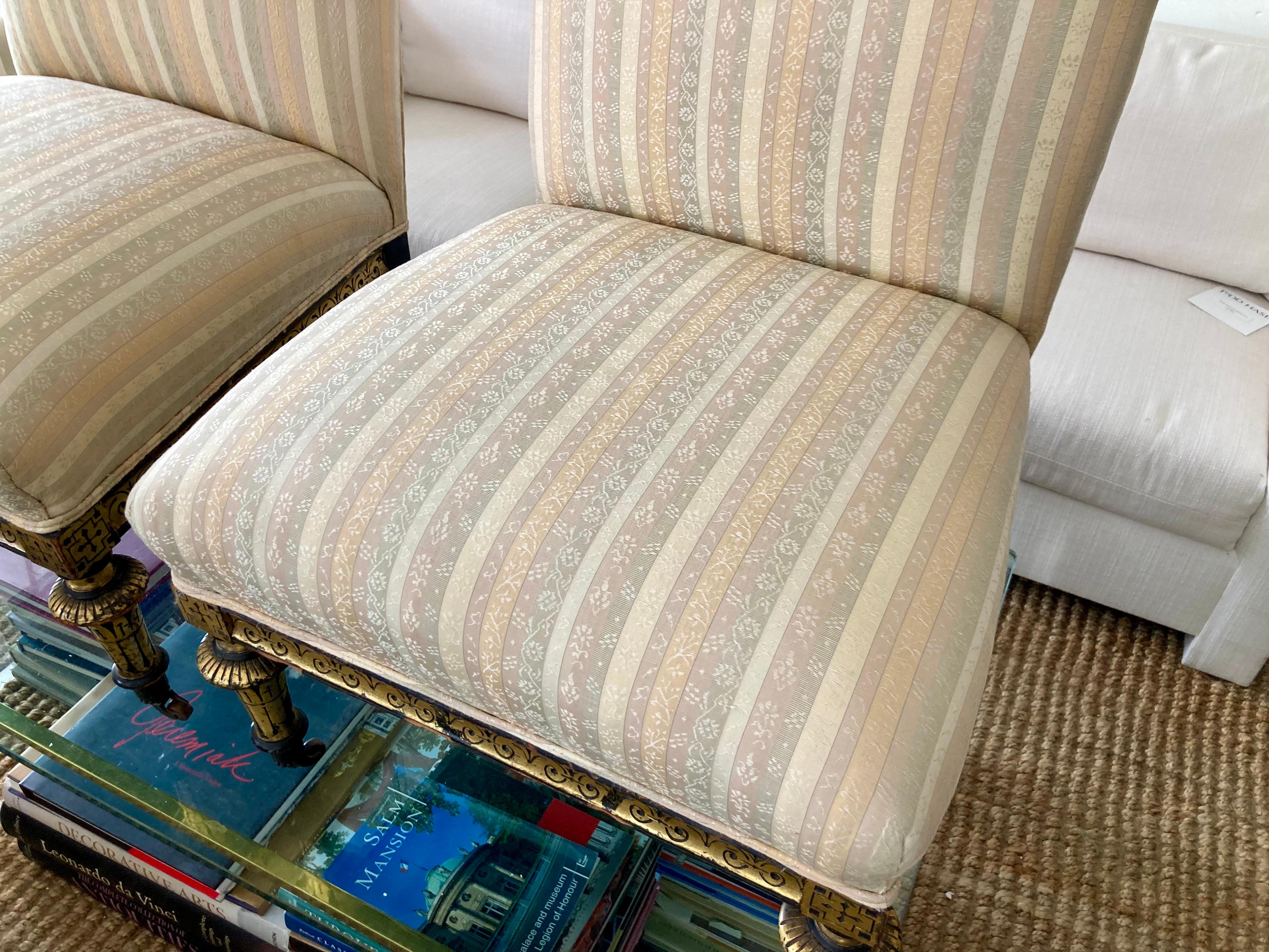 Französische Napoleon III.-Sessel ohne Armlehne, vergoldete Ebenholzdetails, ein Paar im Angebot 4