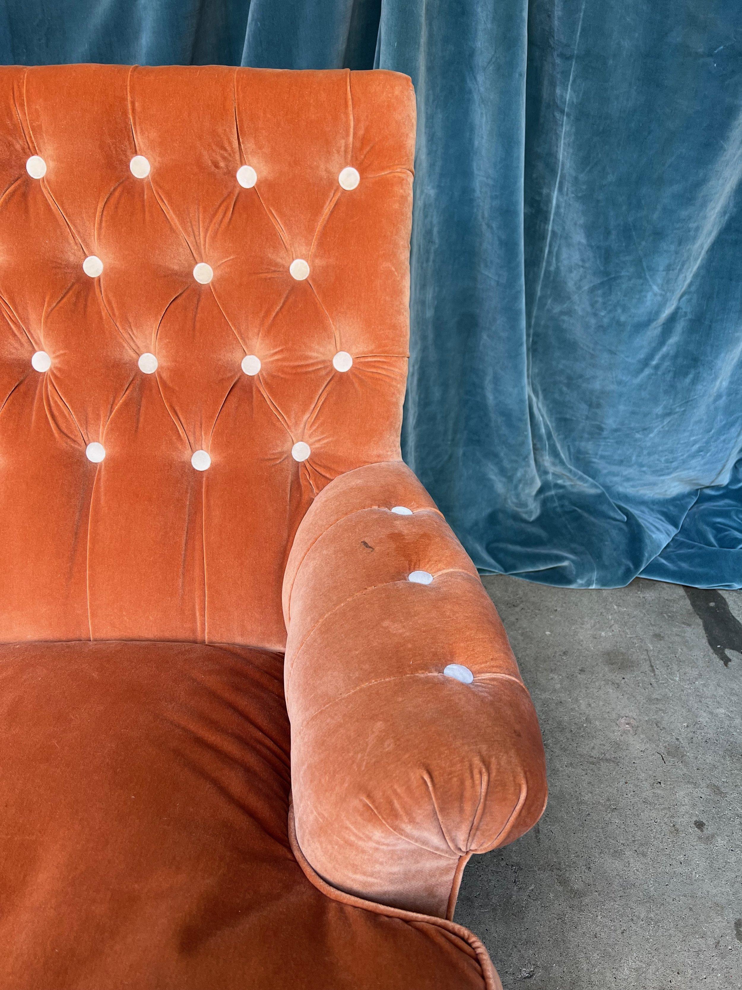 Französisches Sofa Napoleon III. aus blass orangefarbenem Samt und weißen Fransen im Angebot 6