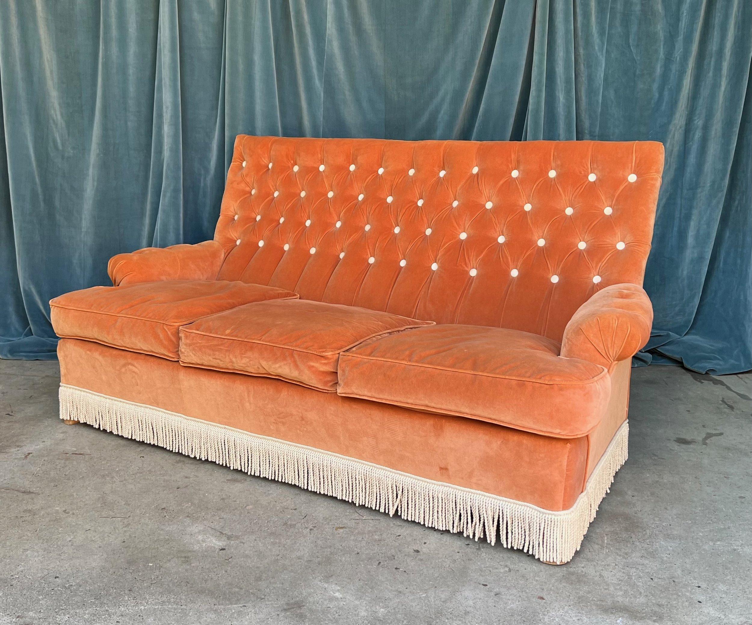 Französisches Sofa Napoleon III. aus blass orangefarbenem Samt und weißen Fransen (Polster) im Angebot
