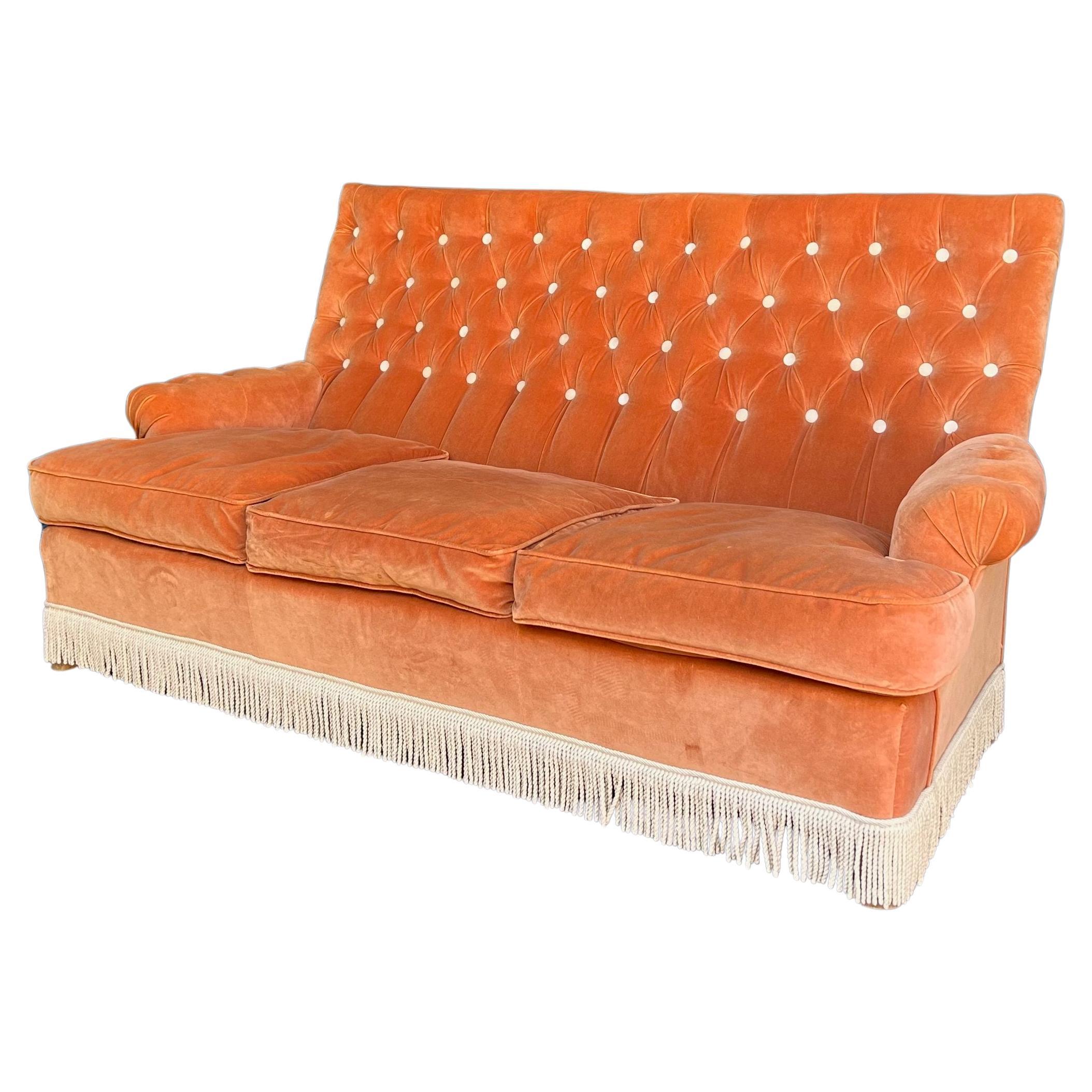 Französisches Sofa Napoleon III. aus blass orangefarbenem Samt und weißen Fransen im Angebot