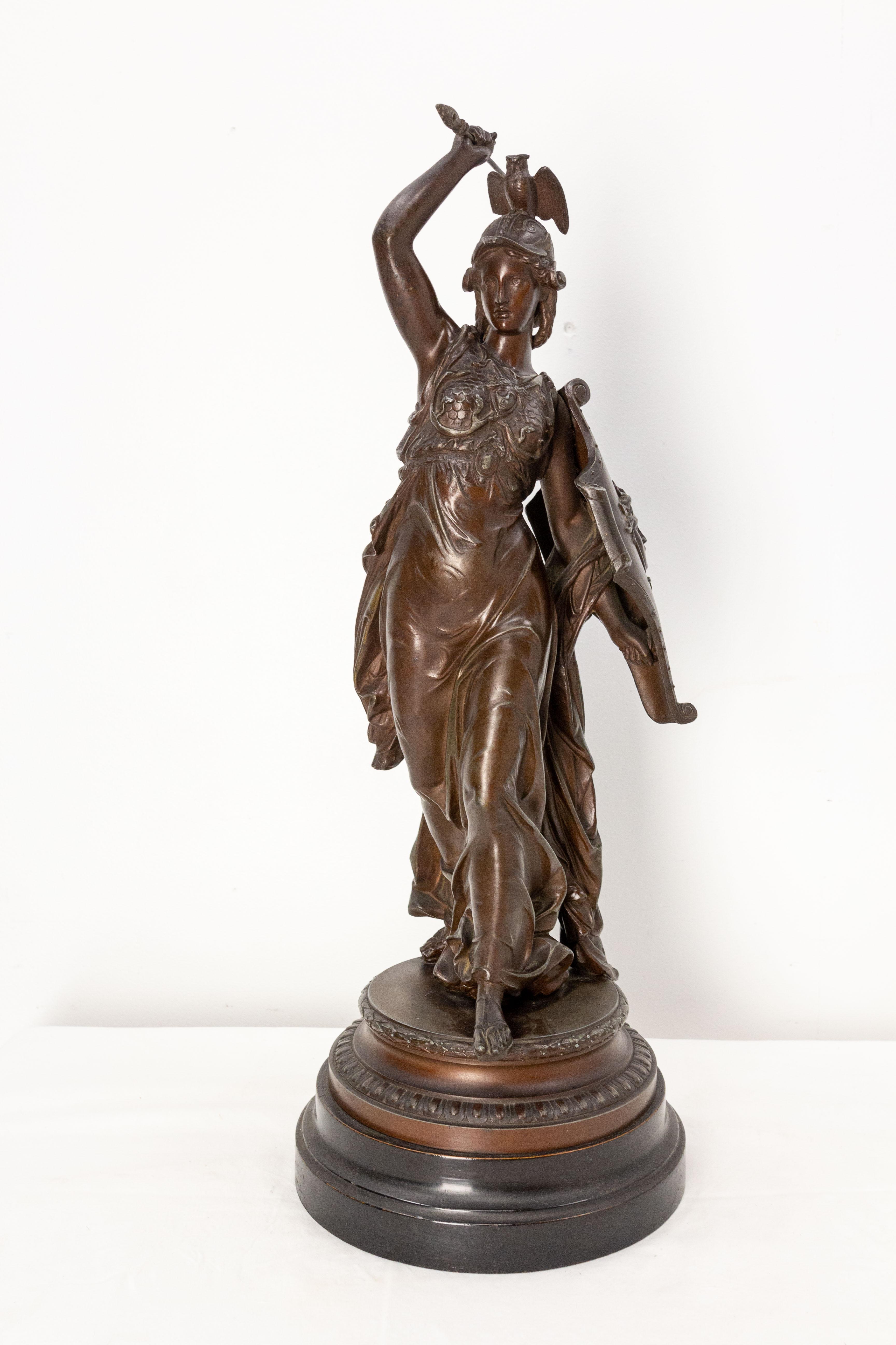 French Art Nouveau spelter Athena statue.
Very nice treatment of the subject in a detailed and nervous classic style with a high quality of details. Very nice face.
Superb old patina. We find on this statue the symbols of Athena: the owl for