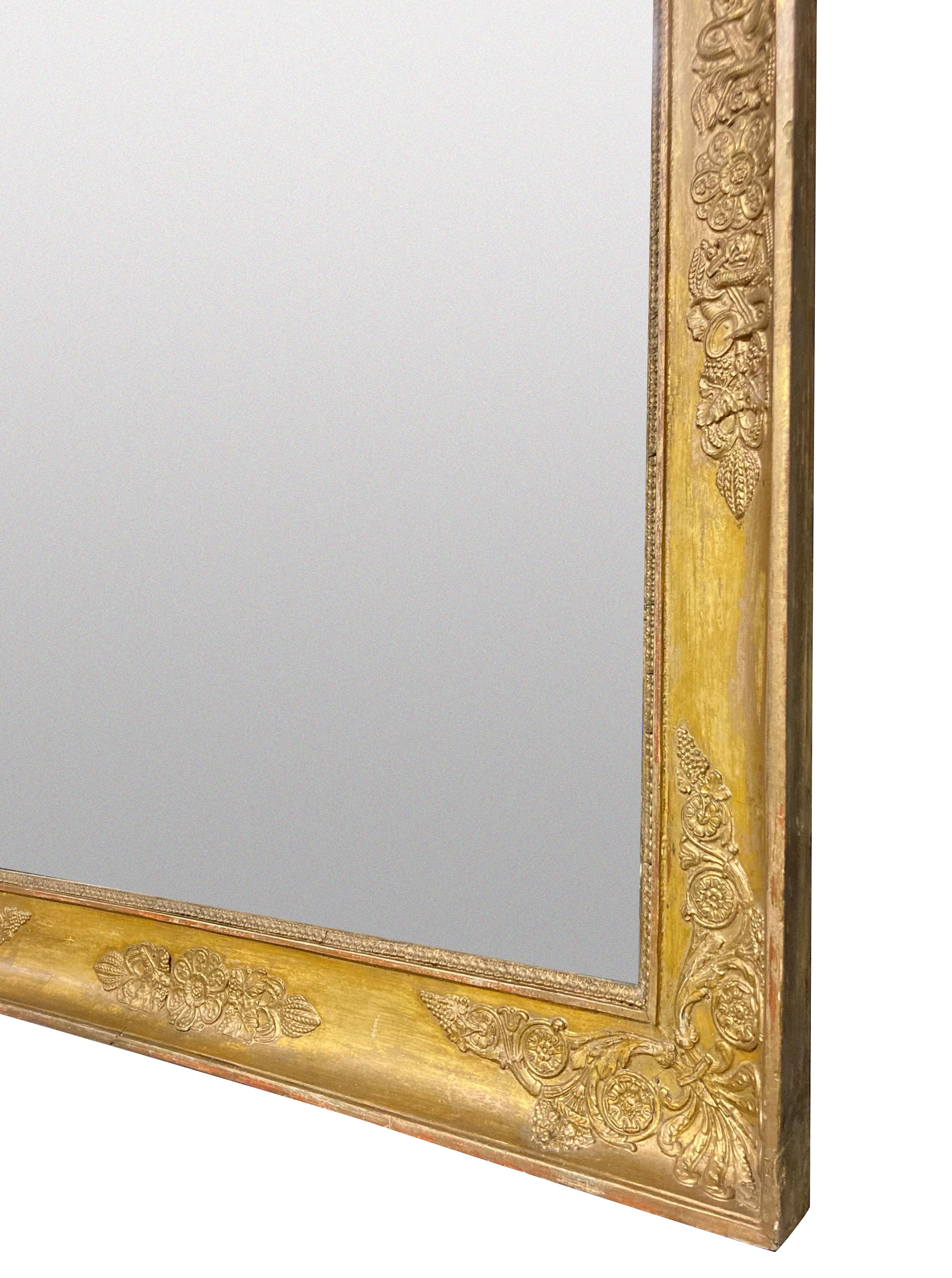 Ein feiner französischer Napoleon-III-Spiegel aus vergoldetem Holz mit Akanthus- und Trophäendekor. Die originale geteilte Quecksilberplatte.