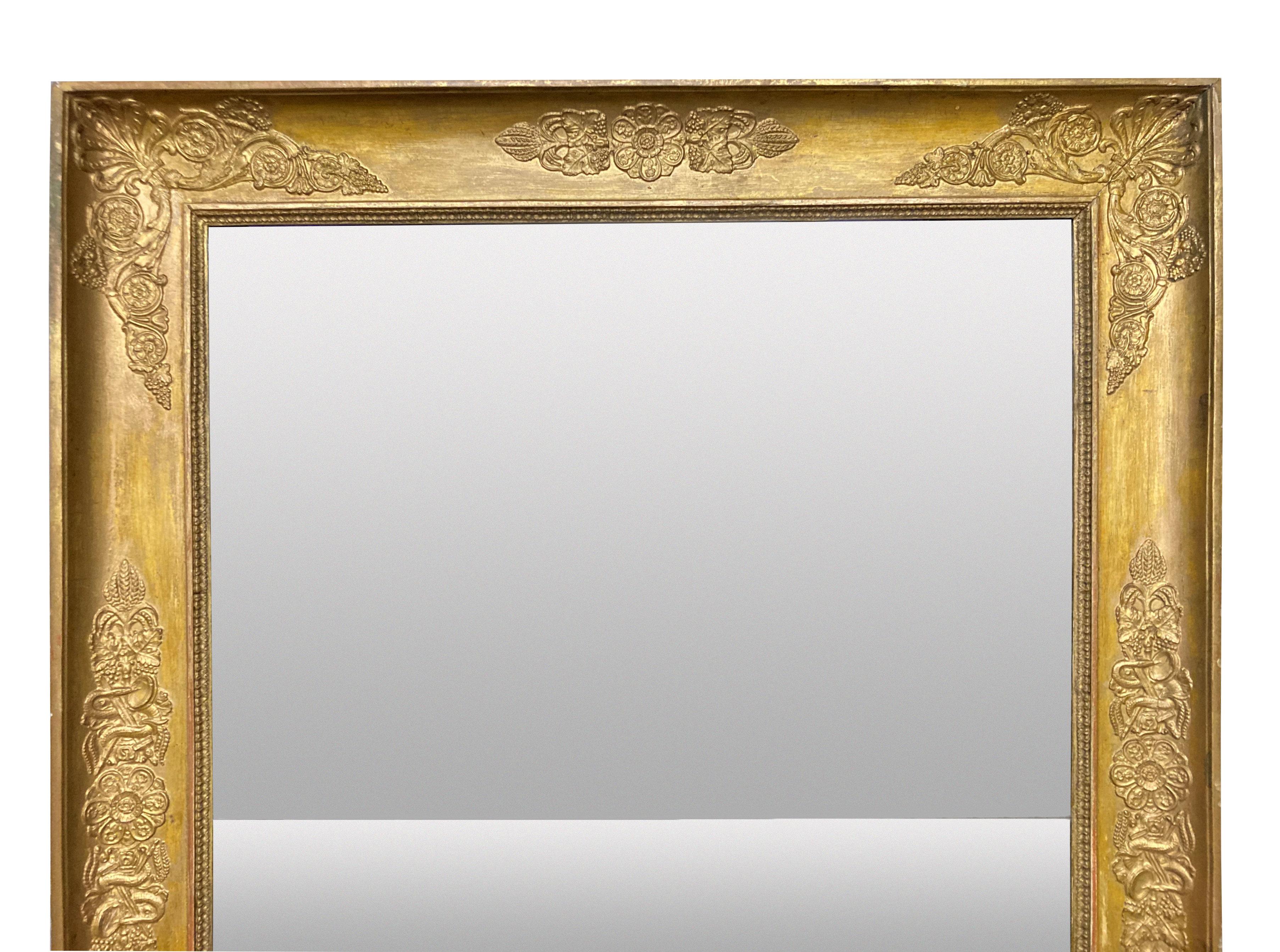 Français Miroir français Napoléon III en bois doré à plaque fendue en vente