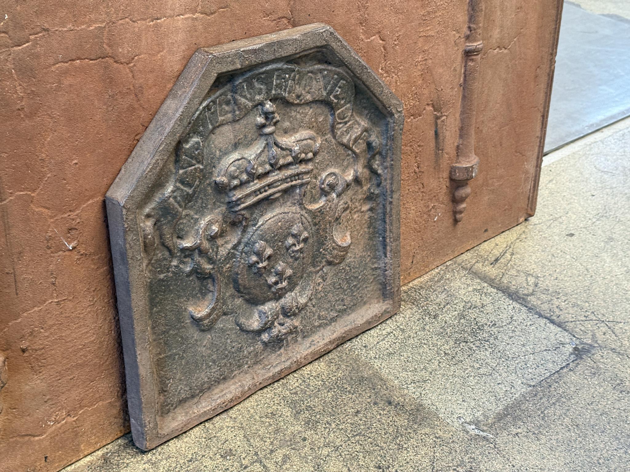 Plaque de cheminée française du 20e siècle de style Napoléon III avec une version des armoiries de la France. Plus penser que dire