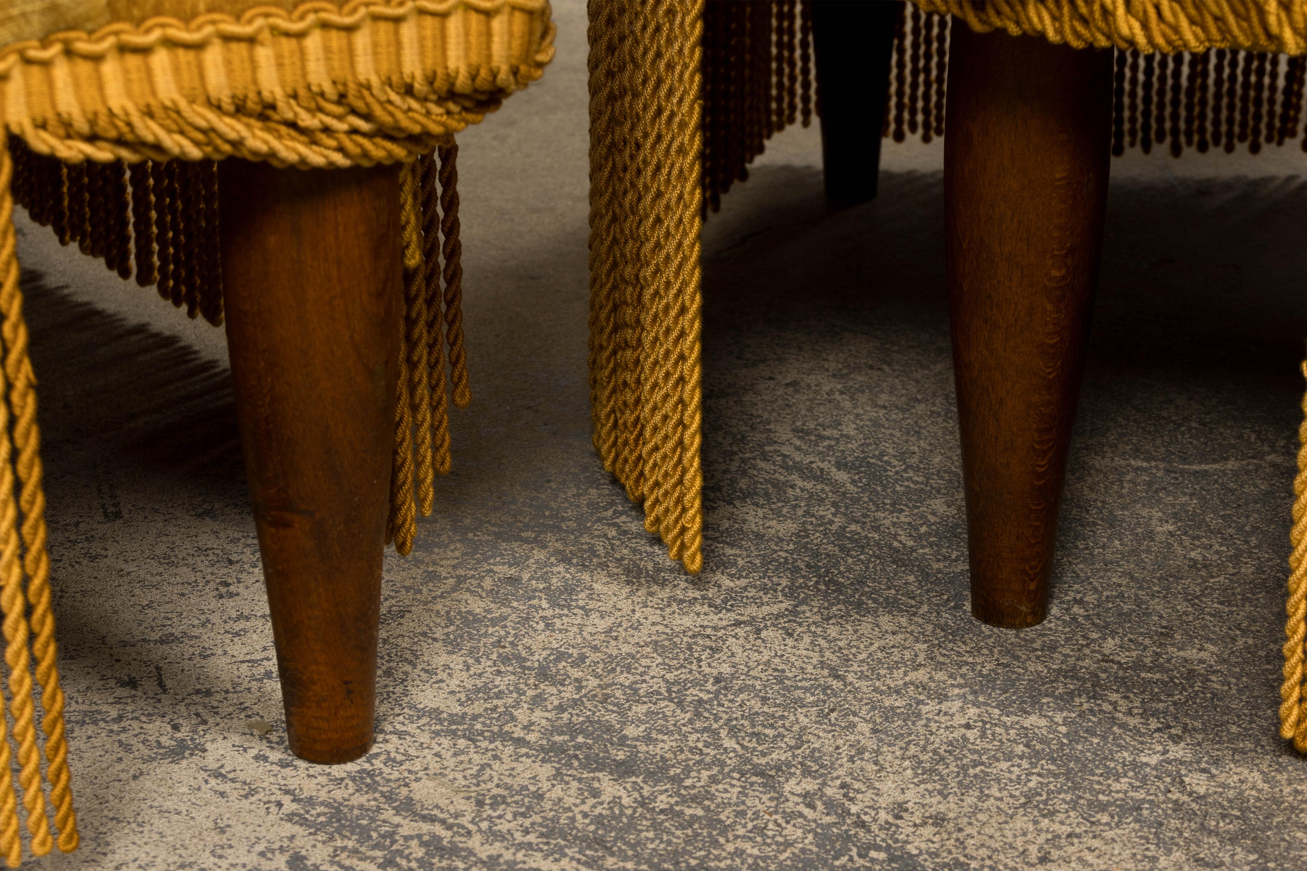 Fauteuils Crapaud de style Napoléon III en velours jaune d'or - une paire en vente 3